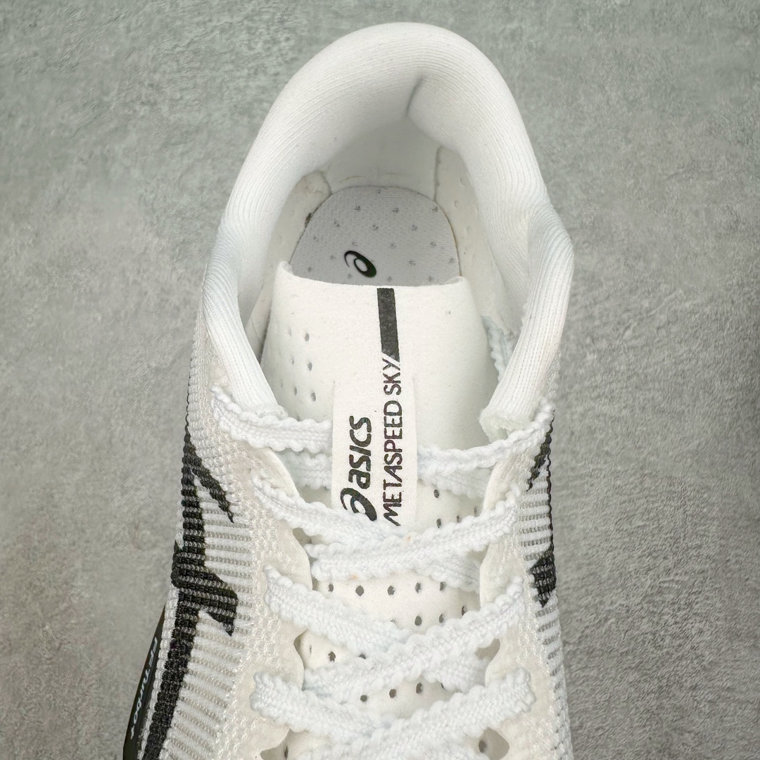 图片[5]-Asics Metaspeed Sky 亚瑟士全面进化版竞速马拉松系列低帮轻量透气缓震休闲运动跑步鞋 这款Magic Speed跑鞋使用了亚瑟士的多项跑鞋科技，中底为2020年才出现在大众视野的FF Blast，这款中底为EVA和OBC混合发泡而来，相比之前的Flytefoam中底，这款材料在缓震和回弹性能上的表现更好，更加软弹。在中底前掌位置内嵌了不对称的碳板结构，这个碳板不是为了推进的目的，而是让前掌不要形变，维持前掌弧度，保证GuideSole科技在跑步过程中发挥作用。尺码：36 36.5 37.5 38 38.5 39 40 40.5 41 42 42.5 43 44 44.5 45-选品中心