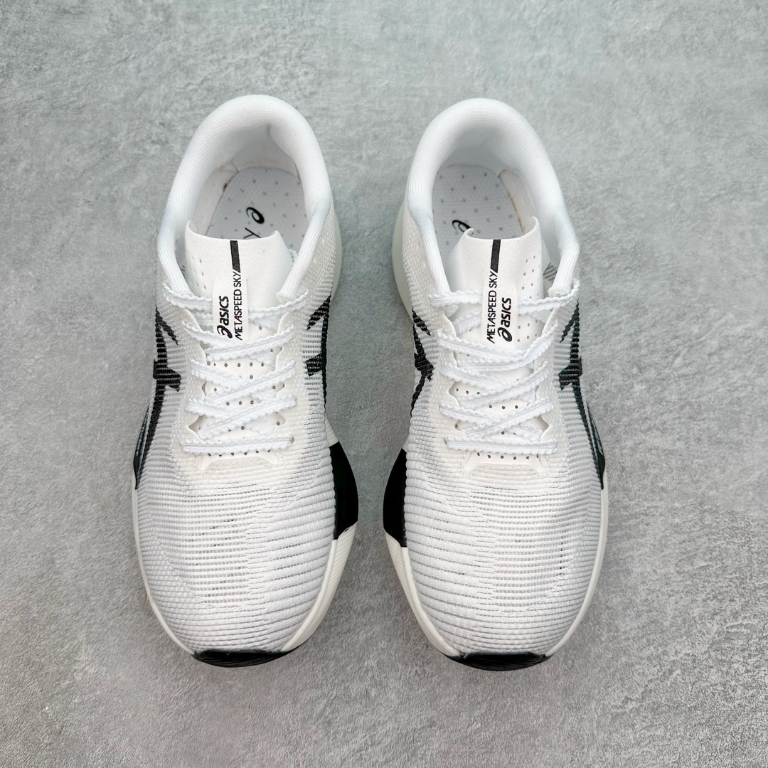 图片[2]-Asics Metaspeed Sky 亚瑟士全面进化版竞速马拉松系列低帮轻量透气缓震休闲运动跑步鞋 这款Magic Speed跑鞋使用了亚瑟士的多项跑鞋科技，中底为2020年才出现在大众视野的FF Blast，这款中底为EVA和OBC混合发泡而来，相比之前的Flytefoam中底，这款材料在缓震和回弹性能上的表现更好，更加软弹。在中底前掌位置内嵌了不对称的碳板结构，这个碳板不是为了推进的目的，而是让前掌不要形变，维持前掌弧度，保证GuideSole科技在跑步过程中发挥作用。尺码：36 36.5 37.5 38 38.5 39 40 40.5 41 42 42.5 43 44 44.5 45-选品中心
