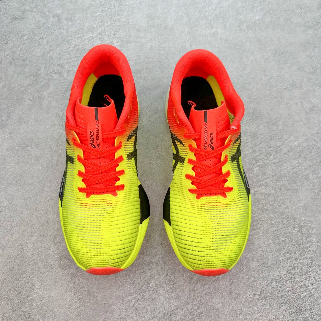 图片[2]-Asics Metaspeed Sky 亚瑟士全面进化版竞速马拉松系列低帮轻量透气缓震休闲运动跑步鞋 这款Magic Speed跑鞋使用了亚瑟士的多项跑鞋科技，中底为2020年才出现在大众视野的FF Blast，这款中底为EVA和OBC混合发泡而来，相比之前的Flytefoam中底，这款材料在缓震和回弹性能上的表现更好，更加软弹。在中底前掌位置内嵌了不对称的碳板结构，这个碳板不是为了推进的目的，而是让前掌不要形变，维持前掌弧度，保证GuideSole科技在跑步过程中发挥作用。尺码：36 36.5 37.5 38 38.5 39 40 40.5 41 42 42.5 43 44 44.5 45-选品中心
