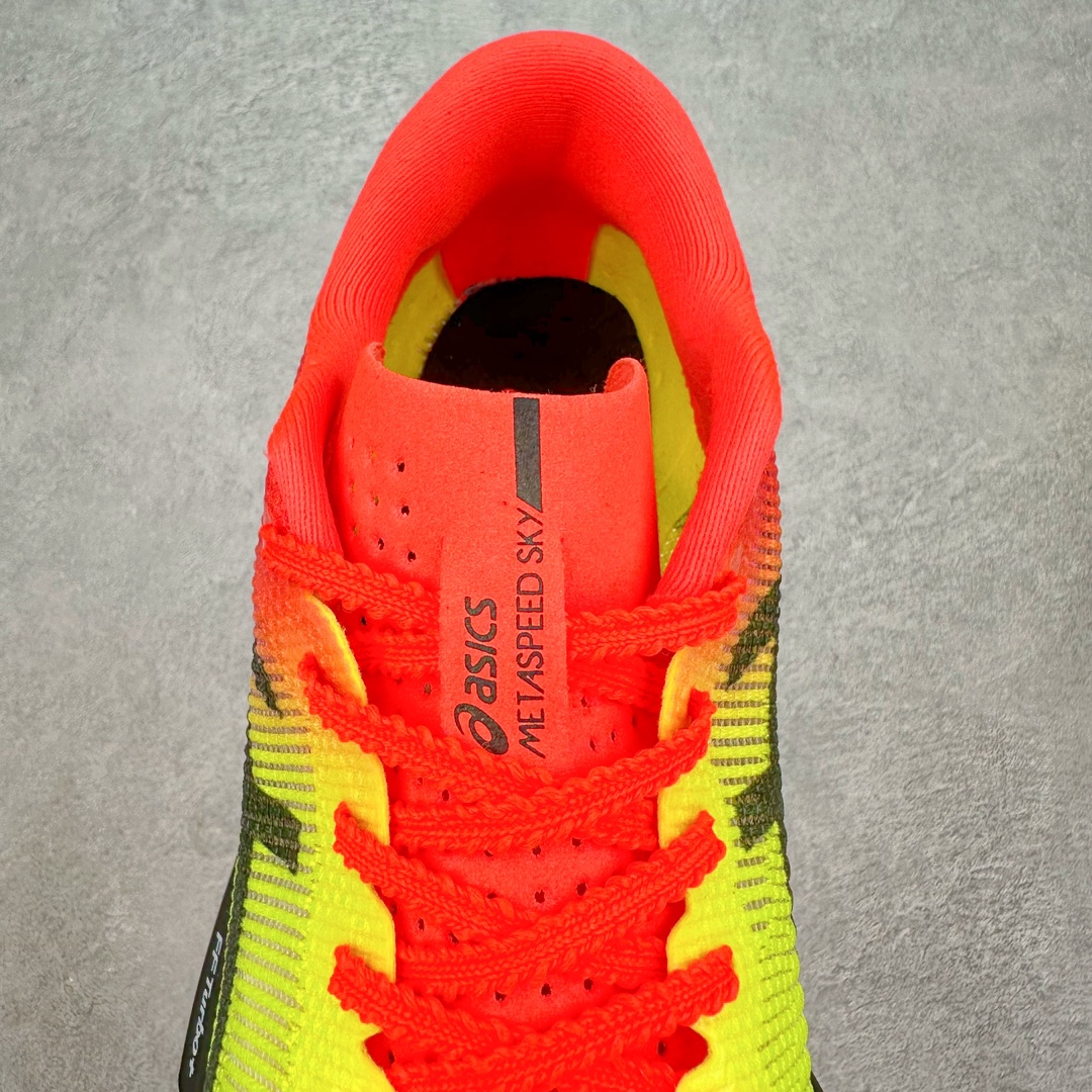 图片[5]-Asics Metaspeed Sky 亚瑟士全面进化版竞速马拉松系列低帮轻量透气缓震休闲运动跑步鞋 这款Magic Speed跑鞋使用了亚瑟士的多项跑鞋科技，中底为2020年才出现在大众视野的FF Blast，这款中底为EVA和OBC混合发泡而来，相比之前的Flytefoam中底，这款材料在缓震和回弹性能上的表现更好，更加软弹。在中底前掌位置内嵌了不对称的碳板结构，这个碳板不是为了推进的目的，而是让前掌不要形变，维持前掌弧度，保证GuideSole科技在跑步过程中发挥作用。尺码：36 36.5 37.5 38 38.5 39 40 40.5 41 42 42.5 43 44 44.5 45-选品中心