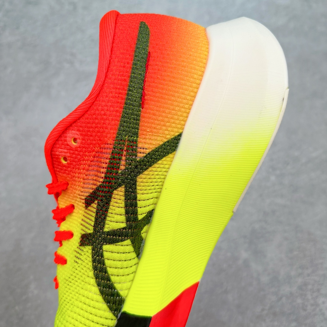 图片[7]-Asics Metaspeed Sky 亚瑟士全面进化版竞速马拉松系列低帮轻量透气缓震休闲运动跑步鞋 这款Magic Speed跑鞋使用了亚瑟士的多项跑鞋科技，中底为2020年才出现在大众视野的FF Blast，这款中底为EVA和OBC混合发泡而来，相比之前的Flytefoam中底，这款材料在缓震和回弹性能上的表现更好，更加软弹。在中底前掌位置内嵌了不对称的碳板结构，这个碳板不是为了推进的目的，而是让前掌不要形变，维持前掌弧度，保证GuideSole科技在跑步过程中发挥作用。尺码：36 36.5 37.5 38 38.5 39 40 40.5 41 42 42.5 43 44 44.5 45-选品中心