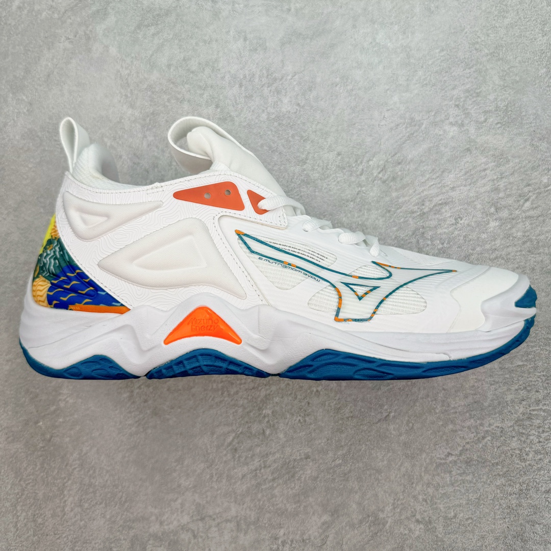 美津浓Mizuno Wave Lightning Z7舒适百搭低帮训练鞋 升级原楦原纸版开发 采用透气网眼鞋面配合部分合成革材质 中底搭载MIZUNO经典 WAVE 科技全新轻量EVA发泡缓震中底 外置特殊防滑耐磨橡胶大底❗️鞋面采用轻质材料，结合独特的编织技术，不仅减轻了鞋子的重量，还增强了透气性和舒适度。鞋身线条流畅，色彩搭配时尚，无论是日常穿着还是户外活动，都能展现出穿着者的个性与品味。这款运动鞋的功能性是其最大的卖点。首先，它采用Mizuno独特的中底技术，提供了良好的缓震效果，无论是长距离跑步还是崎岖山路，都能给双脚带来舒适的体验。其次，鞋底的抓地力强，即使在湿滑的地面上也能保持稳定，确保运动安全。尺码：40 41 42 43 44 45 整码先出-选品中心