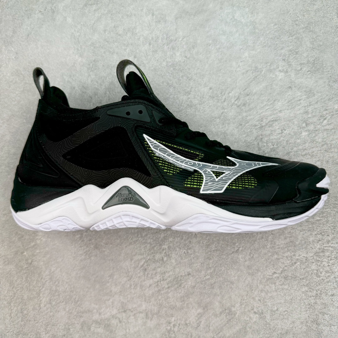 美津浓Mizuno Wave Lightning Z7舒适百搭低帮训练鞋 升级原楦原纸版开发 采用透气网眼鞋面配合部分合成革材质 中底搭载MIZUNO经典 WAVE 科技全新轻量EVA发泡缓震中底 外置特殊防滑耐磨橡胶大底❗️鞋面采用轻质材料，结合独特的编织技术，不仅减轻了鞋子的重量，还增强了透气性和舒适度。鞋身线条流畅，色彩搭配时尚，无论是日常穿着还是户外活动，都能展现出穿着者的个性与品味。这款运动鞋的功能性是其最大的卖点。首先，它采用Mizuno独特的中底技术，提供了良好的缓震效果，无论是长距离跑步还是崎岖山路，都能给双脚带来舒适的体验。其次，鞋底的抓地力强，即使在湿滑的地面上也能保持稳定，确保运动安全。尺码：40 41 42 43 44 45 整码先出-选品中心