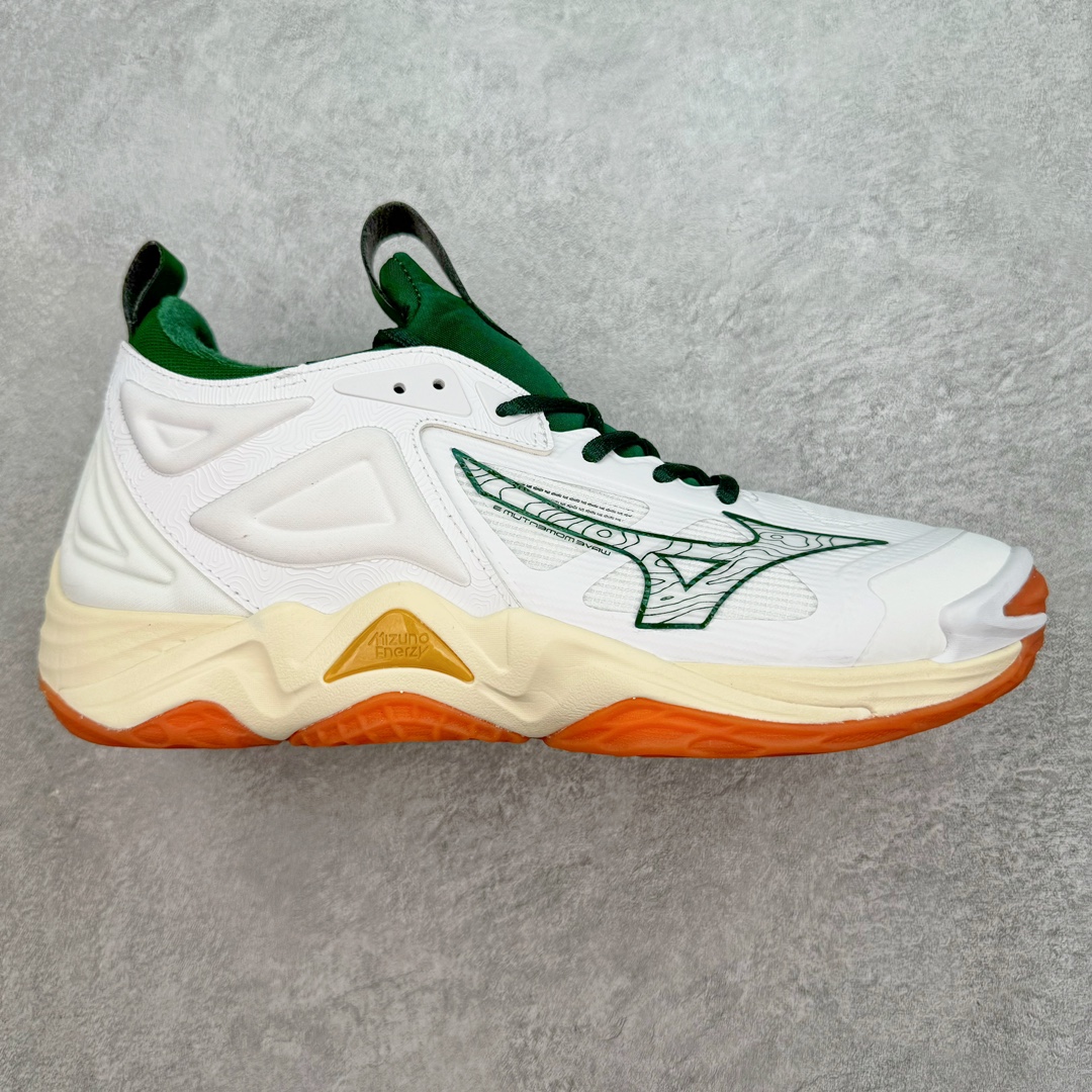 美津浓Mizuno Wave Lightning Z7舒适百搭低帮训练鞋 升级原楦原纸版开发 采用透气网眼鞋面配合部分合成革材质 中底搭载MIZUNO经典 WAVE 科技全新轻量EVA发泡缓震中底 外置特殊防滑耐磨橡胶大底❗️鞋面采用轻质材料，结合独特的编织技术，不仅减轻了鞋子的重量，还增强了透气性和舒适度。鞋身线条流畅，色彩搭配时尚，无论是日常穿着还是户外活动，都能展现出穿着者的个性与品味。这款运动鞋的功能性是其最大的卖点。首先，它采用Mizuno独特的中底技术，提供了良好的缓震效果，无论是长距离跑步还是崎岖山路，都能给双脚带来舒适的体验。其次，鞋底的抓地力强，即使在湿滑的地面上也能保持稳定，确保运动安全。尺码：40 41 42 43 44 45 整码先出-选品中心