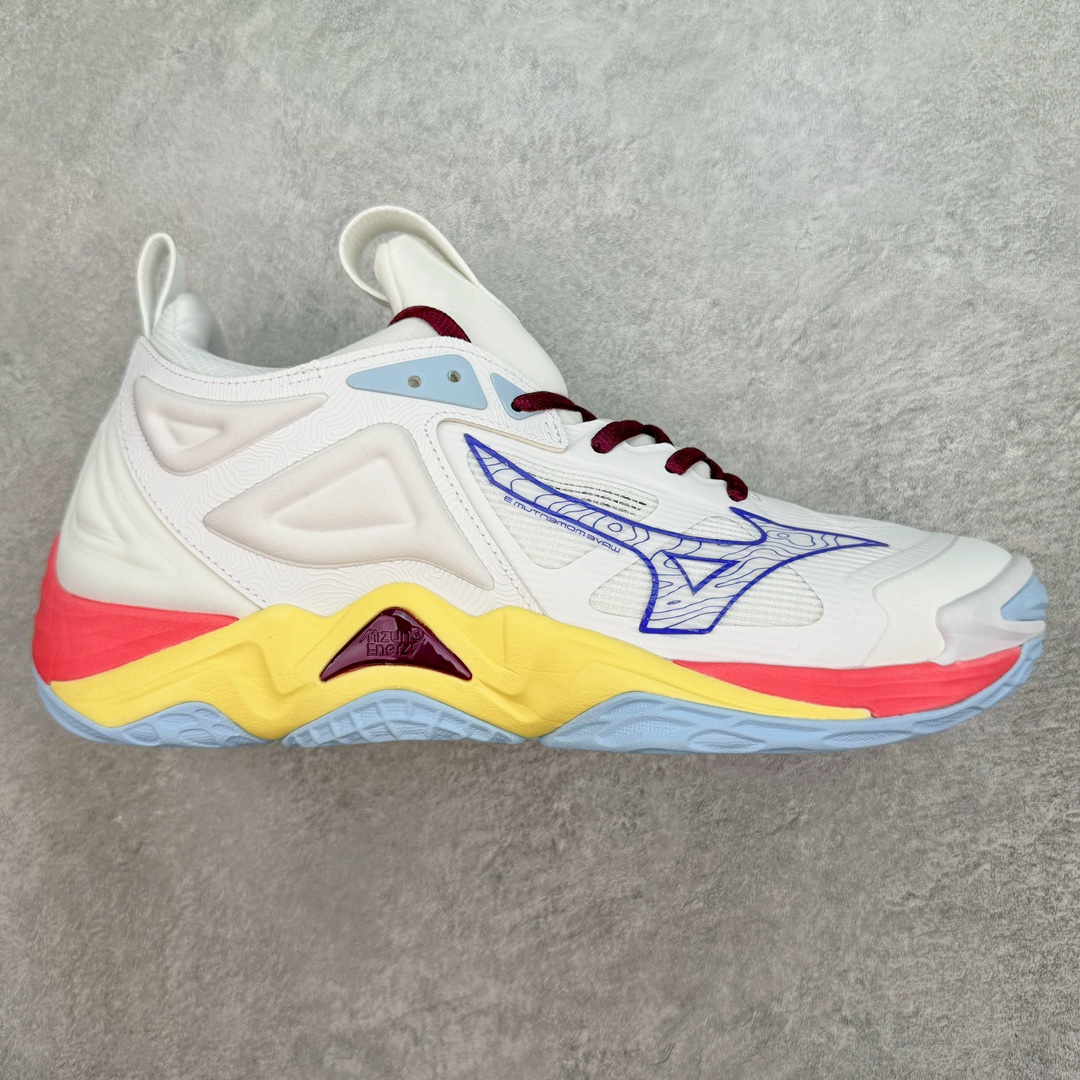 美津浓Mizuno Wave Lightning Z7舒适百搭低帮训练鞋 升级原楦原纸版开发 采用透气网眼鞋面配合部分合成革材质 中底搭载MIZUNO经典 WAVE 科技全新轻量EVA发泡缓震中底 外置特殊防滑耐磨橡胶大底❗️鞋面采用轻质材料，结合独特的编织技术，不仅减轻了鞋子的重量，还增强了透气性和舒适度。鞋身线条流畅，色彩搭配时尚，无论是日常穿着还是户外活动，都能展现出穿着者的个性与品味。这款运动鞋的功能性是其最大的卖点。首先，它采用Mizuno独特的中底技术，提供了良好的缓震效果，无论是长距离跑步还是崎岖山路，都能给双脚带来舒适的体验。其次，鞋底的抓地力强，即使在湿滑的地面上也能保持稳定，确保运动安全。尺码：40 41 42 43 44 45 整码先出-选品中心