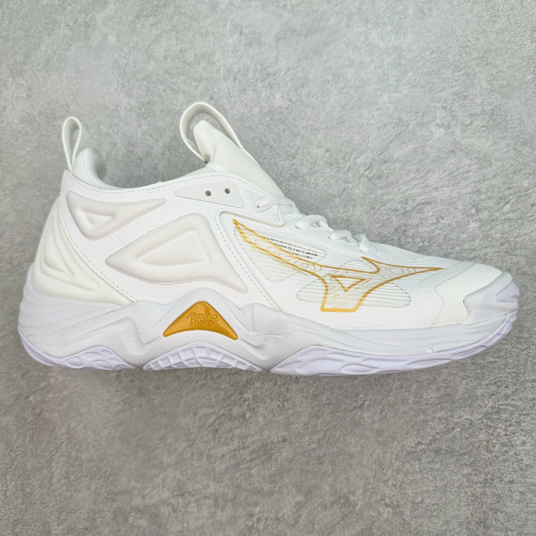 美津浓Mizuno Wave Lightning Z7舒适百搭低帮训练鞋 升级原楦原纸版开发 采用透气网眼鞋面配合部分合成革材质 中底搭载MIZUNO经典 WAVE 科技全新轻量EVA发泡缓震中底 外置特殊防滑耐磨橡胶大底❗️鞋面采用轻质材料，结合独特的编织技术，不仅减轻了鞋子的重量，还增强了透气性和舒适度。鞋身线条流畅，色彩搭配时尚，无论是日常穿着还是户外活动，都能展现出穿着者的个性与品味。这款运动鞋的功能性是其最大的卖点。首先，它采用Mizuno独特的中底技术，提供了良好的缓震效果，无论是长距离跑步还是崎岖山路，都能给双脚带来舒适的体验。其次，鞋底的抓地力强，即使在湿滑的地面上也能保持稳定，确保运动安全。尺码：40 41 42 43 44 45 整码先出-选品中心