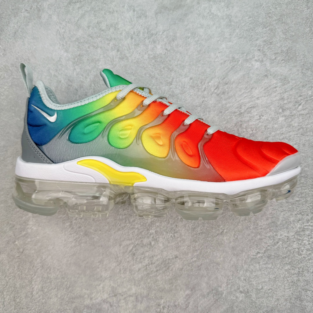 NK Vapormax Plus Air Rainbow 时尚运动拼接减震防滑轻便低帮大气垫跑步鞋 924453-103 鞋面采用独特的波浪线条设计，其灵感来源于棕榈树叶，同时加载当年 Nike 推崇的缓震技术 Tuned Air，让其时至今日依然有自己独特的科技属性。据小编本人观察，在前两年还未兴起复古老爹鞋之前，这款跑鞋在国外街头的上脚频率相当之高，可见老外对其 “丑帅” 的设计情有独钟。尺码：39 40 40.5 41 42 42.5 43 44 44.5 45 46 47.5-选品中心