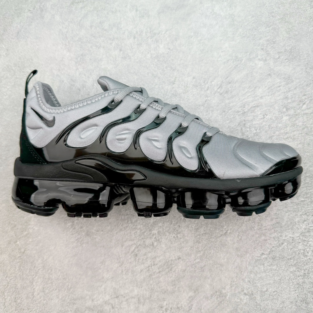 NK Vapormax Plus Air Rainbow 时尚运动拼接减震防滑轻便低帮大气垫跑步鞋 CK0900-001 鞋面采用独特的波浪线条设计，其灵感来源于棕榈树叶，同时加载当年 Nike 推崇的缓震技术 Tuned Air，让其时至今日依然有自己独特的科技属性。据小编本人观察，在前两年还未兴起复古老爹鞋之前，这款跑鞋在国外街头的上脚频率相当之高，可见老外对其 “丑帅” 的设计情有独钟。尺码：39 40 40.5 41 42 42.5 43 44 44.5 45 46 47.5-选品中心