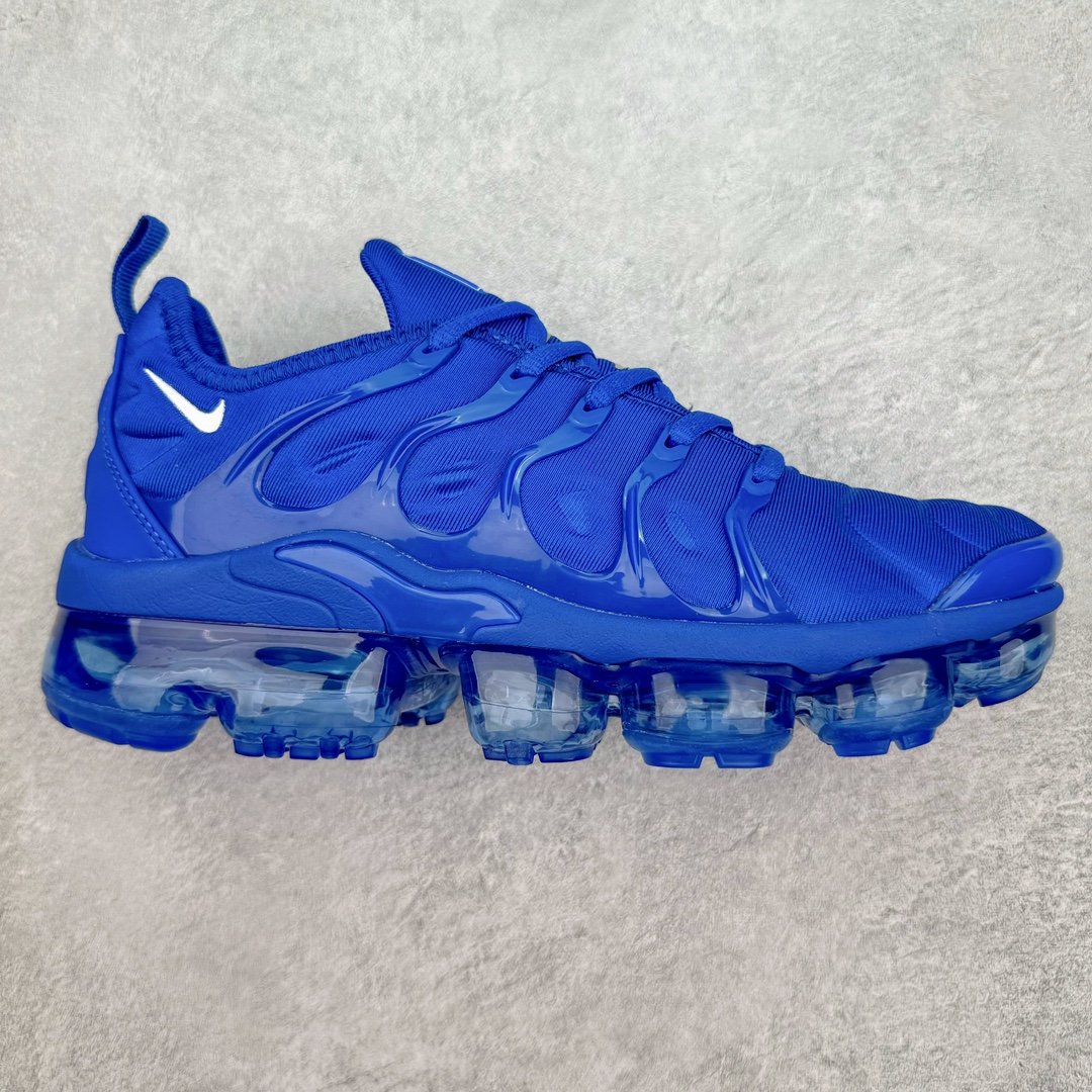 NK Vapormax Plus Air Rainbow 时尚运动拼接减震防滑轻便低帮大气垫跑步鞋 HJ9148-480 鞋面采用独特的波浪线条设计，其灵感来源于棕榈树叶，同时加载当年 Nike 推崇的缓震技术 Tuned Air，让其时至今日依然有自己独特的科技属性。据小编本人观察，在前两年还未兴起复古老爹鞋之前，这款跑鞋在国外街头的上脚频率相当之高，可见老外对其 “丑帅” 的设计情有独钟。尺码：39 40 40.5 41 42 42.5 43 44 44.5 45 46 47.5-选品中心