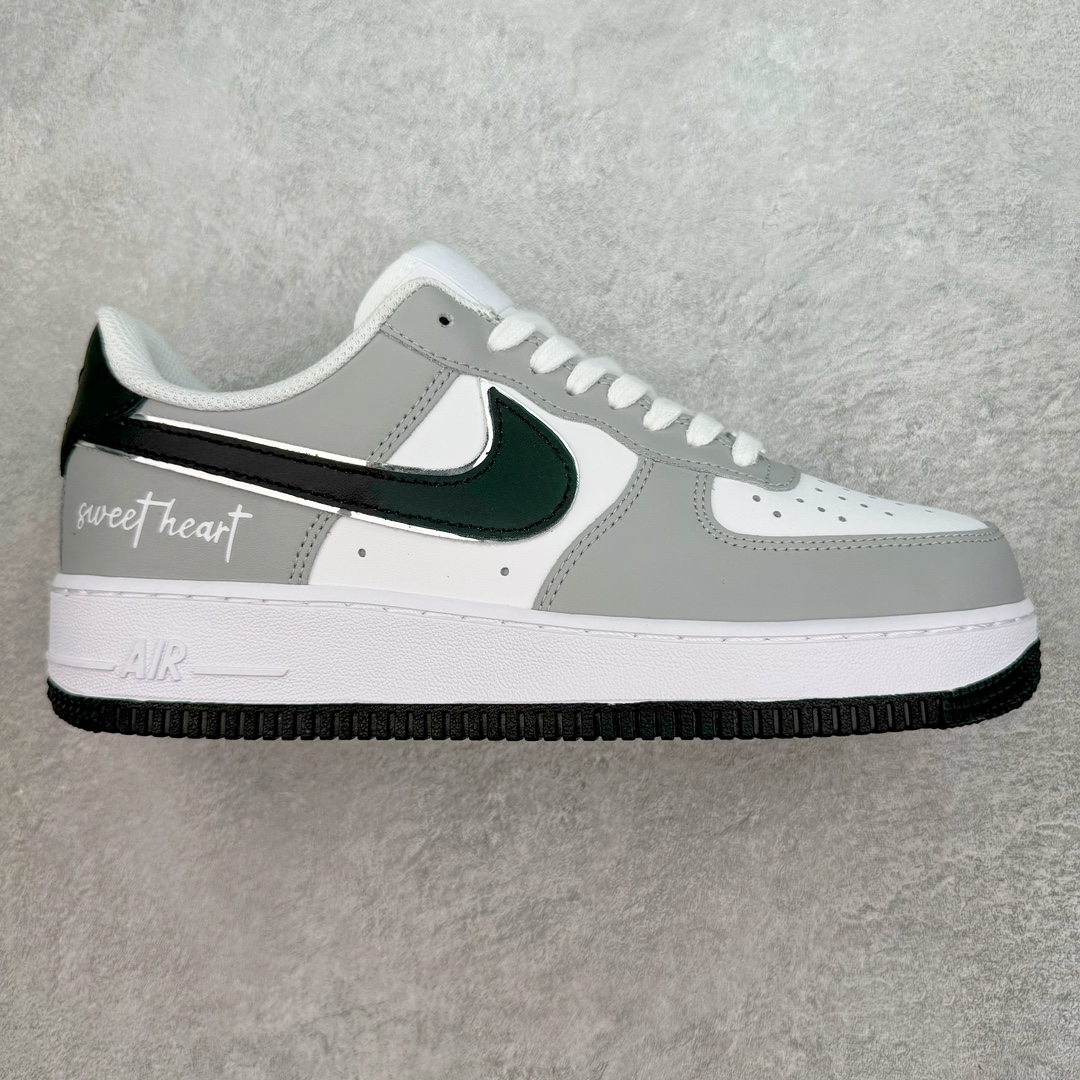 NK Air Force 1´07 Low 空军一号低帮百搭休闲运动板鞋 DY8899-001 柔软、弹性十足的缓震性能和出色的中底设计 横跨复古与现代的外型结合 造就出风靡全球 三十多年的Force 1 直到今天还深受青睐 尺码:36 36.5 37.5 38 38.5 39 40 40.5 41 42 42.5 43 44 44.5 45-选品中心