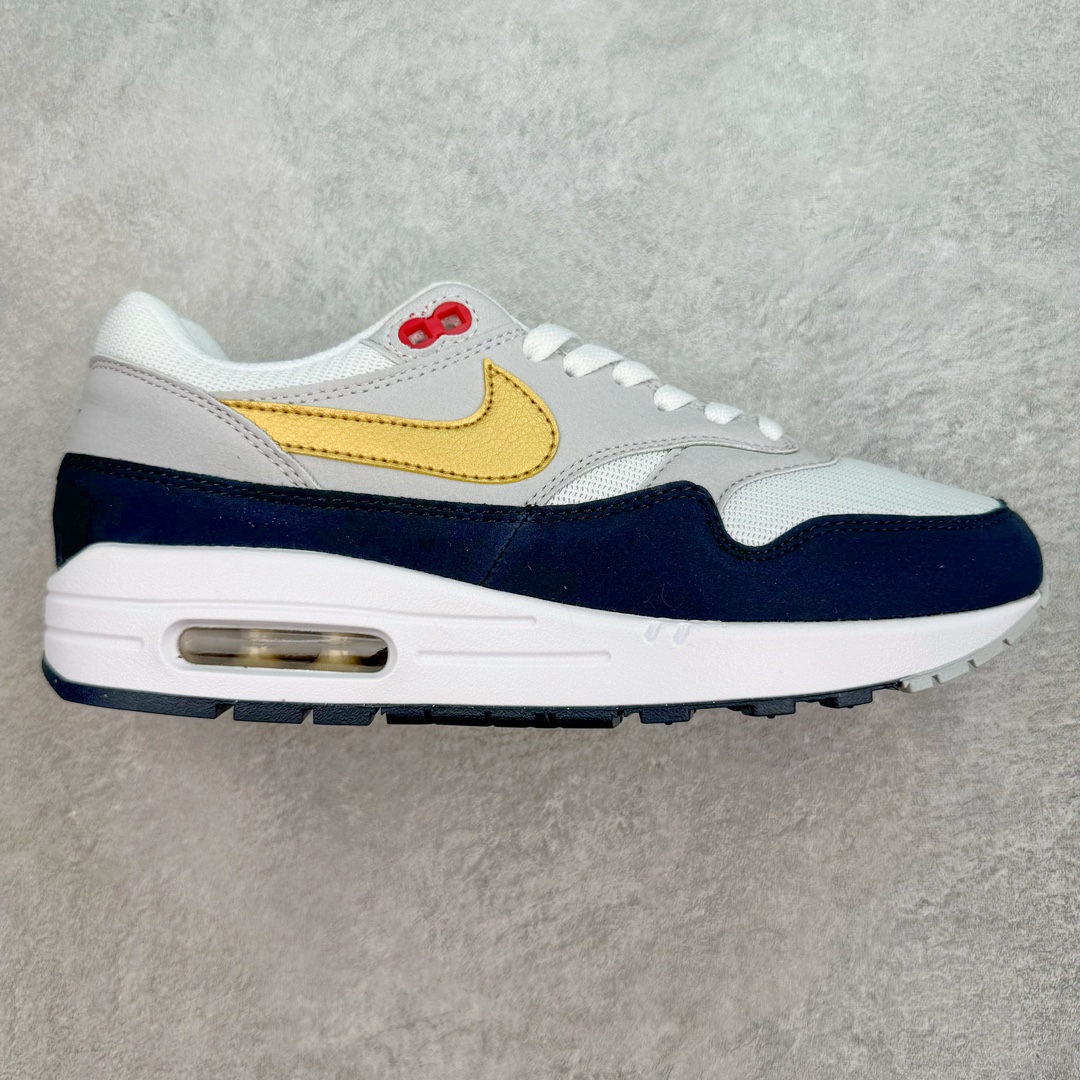 NK Air Max 1 初代复古气垫慢跑鞋 HM9604-400 由Tinker Hatfeld和Mark Parker在1987年设计 灵感来自于巴黎蓬皮杜中心 在参观了蓬皮杜中心之后提出了Air Max的标志性开窗可视气垫的理念 并将其实际开发成功 是NK史上第一双可视气垫跑鞋 凭借着Air Max气垫带来的舒适脚感和鞋面面料上的不断精进才使得Air Max 1在现如今都是复古慢跑鞋的首选 深厚的历史渊源 独特的流线形设计 极为复古的外观使得它深受鞋迷的喜爱 尺码：36 36.5 37.5 38 38.5 39 40 40.5 41 42 42.5 43 44 44.5 45 46 47.5-选品中心