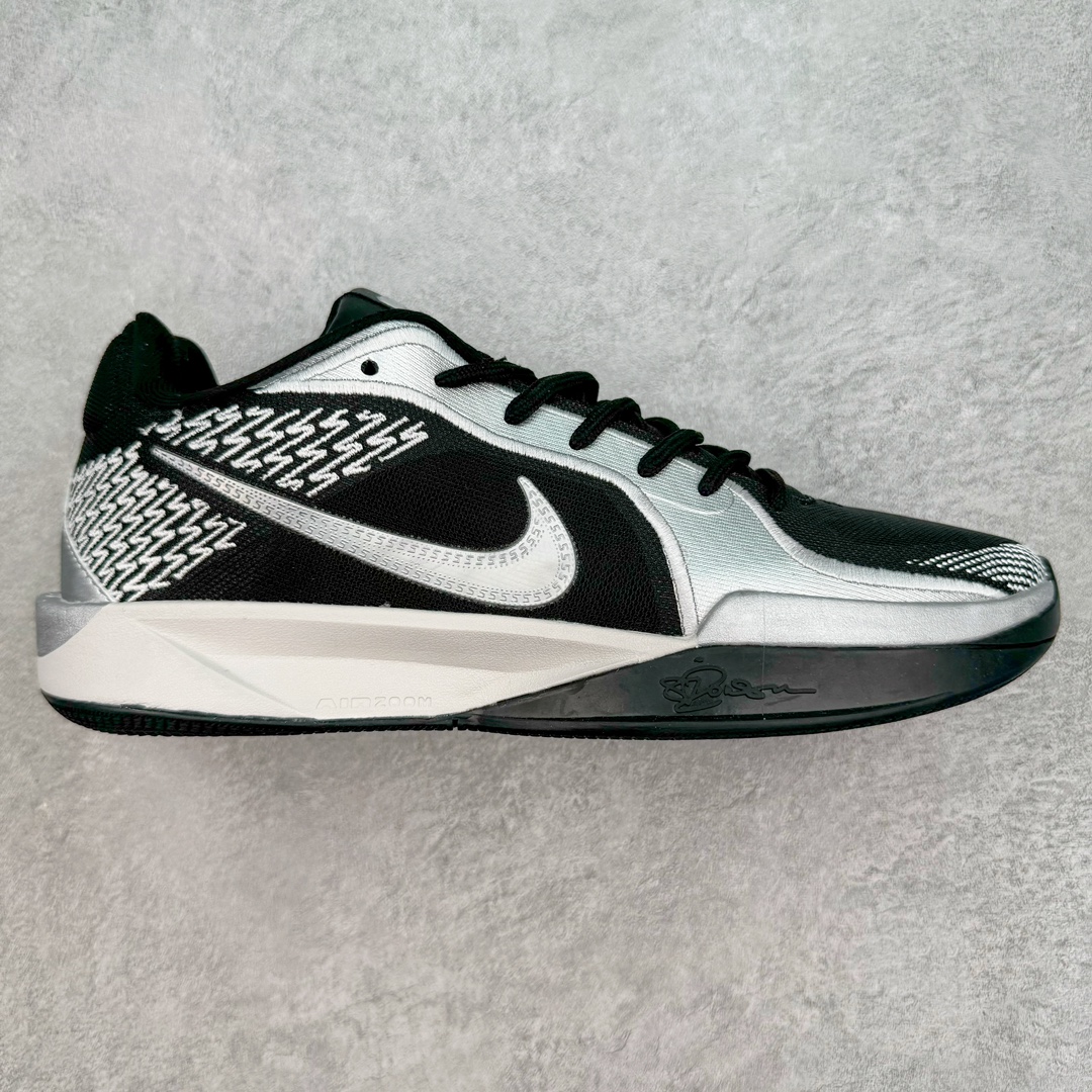 NK Sabrina 1 \'lonic\' 萨布丽娜一代签名减震防滑低帮篮球鞋 FQ2174-020 灵感来自 lonescu 的罗马尼亚传统 在前掌和鞋眼处采用特殊图案 向传统的罗马尼亚艺术和建筑致敬 它配备了全掌 NK React 缓震系统 并在前脚掌处配备了 Zoom Air 气垫 大胆的任何人任何地方 信息嵌入中底 象征着 lonescu的竞争精神以及她相信梦想家可以来自任何地方 该鞋还包括带锁定中足束带系统 以帮助固定脚部 Sabrina 1 的这款产品采用光子粉尘、无烟煤色、紫红色梦幻、浅烟灰色和浅骨色配色方案 尺码：40 40.5 41 42 42.5 43 44 44.5 45 46-选品中心