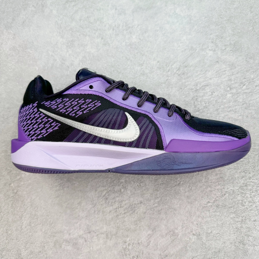 NK Sabrina 1 \’lonic\’ 萨布丽娜一代签名减震防滑低帮篮球鞋 FQ2174-500 灵感来自 lonescu 的罗马尼亚传统 在前掌和鞋眼处采用特殊图案 向传统的罗马尼亚艺术和建筑致敬 它配备了全掌 NK React 缓震系统 并在前脚掌处配备了 Zoom Air 气垫 大胆的任何人任何地方 信息嵌入中底 象征着 lonescu的竞争精神以及她相信梦想家可以来自任何地方 该鞋还包括带锁定中足束带系统 以帮助固定脚部 Sabrina 1 的这款产品采用光子粉尘、无烟煤色、紫红色梦幻、浅烟灰色和浅骨色配色方案 尺码：40 40.5 41 42 42.5 43 44 44.5 45 46-选品中心