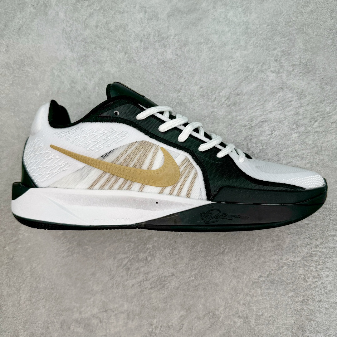 NK Sabrina 1 \’lonic\’ 萨布丽娜一代签名减震防滑低帮篮球鞋 FQ7377-001 灵感来自 lonescu 的罗马尼亚传统 在前掌和鞋眼处采用特殊图案 向传统的罗马尼亚艺术和建筑致敬 它配备了全掌 NK React 缓震系统 并在前脚掌处配备了 Zoom Air 气垫 大胆的任何人任何地方 信息嵌入中底 象征着 lonescu的竞争精神以及她相信梦想家可以来自任何地方 该鞋还包括带锁定中足束带系统 以帮助固定脚部 Sabrina 1 的这款产品采用光子粉尘、无烟煤色、紫红色梦幻、浅烟灰色和浅骨色配色方案 尺码：40 40.5 41 42 42.5 43 44 44.5 45 46-选品中心