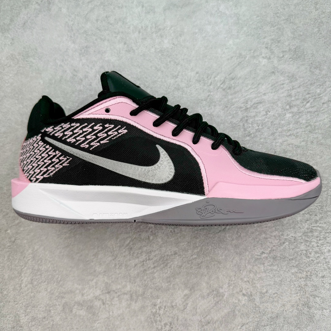 NK Sabrina 1 \’lonic\’ 萨布丽娜一代签名减震防滑低帮篮球鞋 FQ2174-012 灵感来自 lonescu 的罗马尼亚传统 在前掌和鞋眼处采用特殊图案 向传统的罗马尼亚艺术和建筑致敬 它配备了全掌 NK React 缓震系统 并在前脚掌处配备了 Zoom Air 气垫 大胆的任何人任何地方 信息嵌入中底 象征着 lonescu的竞争精神以及她相信梦想家可以来自任何地方 该鞋还包括带锁定中足束带系统 以帮助固定脚部 Sabrina 1 的这款产品采用光子粉尘、无烟煤色、紫红色梦幻、浅烟灰色和浅骨色配色方案 尺码：40 40.5 41 42 42.5 43 44 44.5 45 46-选品中心