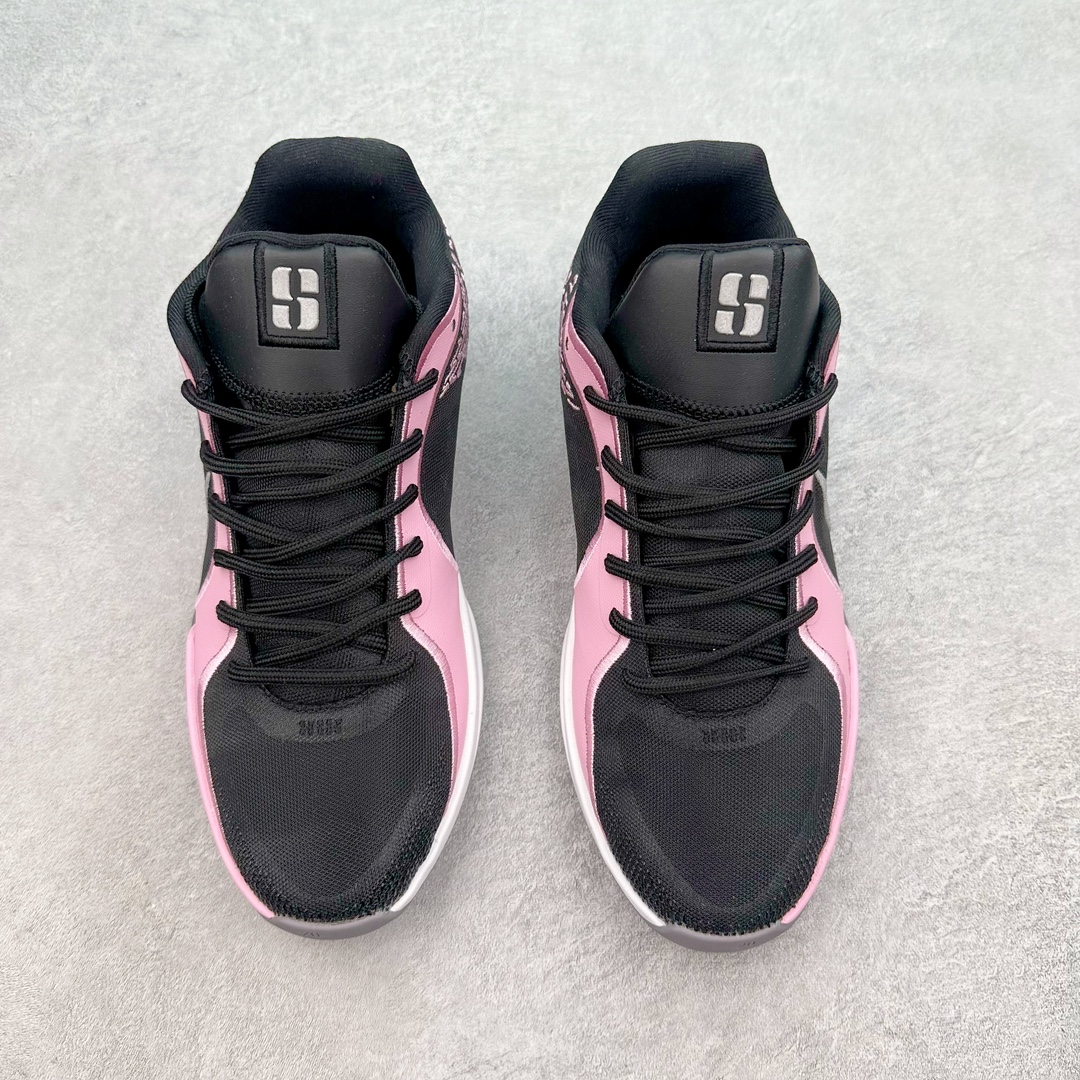 图片[2]-NK Sabrina 1 \’lonic\’ 萨布丽娜一代签名减震防滑低帮篮球鞋 FQ2174-012 灵感来自 lonescu 的罗马尼亚传统 在前掌和鞋眼处采用特殊图案 向传统的罗马尼亚艺术和建筑致敬 它配备了全掌 NK React 缓震系统 并在前脚掌处配备了 Zoom Air 气垫 大胆的任何人任何地方 信息嵌入中底 象征着 lonescu的竞争精神以及她相信梦想家可以来自任何地方 该鞋还包括带锁定中足束带系统 以帮助固定脚部 Sabrina 1 的这款产品采用光子粉尘、无烟煤色、紫红色梦幻、浅烟灰色和浅骨色配色方案 尺码：40 40.5 41 42 42.5 43 44 44.5 45 46-选品中心