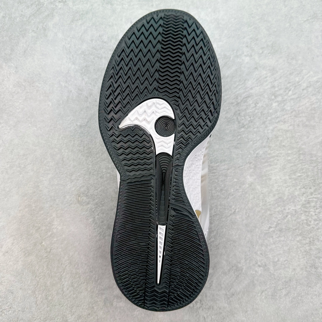 图片[9]-NK Sabrina 1 \’lonic\’ 萨布丽娜一代签名减震防滑低帮篮球鞋 FQ7377-001 灵感来自 lonescu 的罗马尼亚传统 在前掌和鞋眼处采用特殊图案 向传统的罗马尼亚艺术和建筑致敬 它配备了全掌 NK React 缓震系统 并在前脚掌处配备了 Zoom Air 气垫 大胆的任何人任何地方 信息嵌入中底 象征着 lonescu的竞争精神以及她相信梦想家可以来自任何地方 该鞋还包括带锁定中足束带系统 以帮助固定脚部 Sabrina 1 的这款产品采用光子粉尘、无烟煤色、紫红色梦幻、浅烟灰色和浅骨色配色方案 尺码：40 40.5 41 42 42.5 43 44 44.5 45 46-选品中心