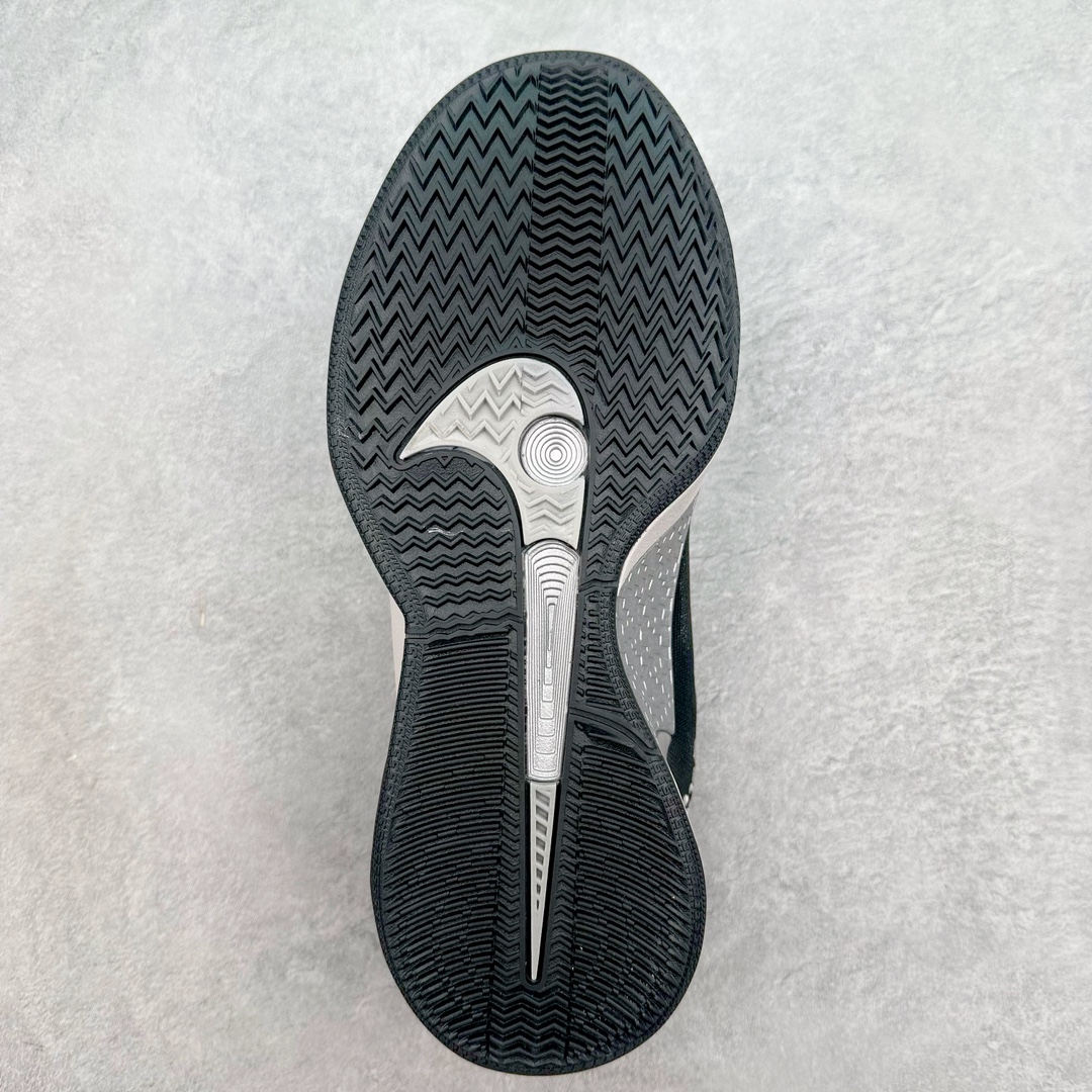 图片[9]-NK Sabrina 1 \’lonic\’ 萨布丽娜一代签名减震防滑低帮篮球鞋 FQ2174-020 灵感来自 lonescu 的罗马尼亚传统 在前掌和鞋眼处采用特殊图案 向传统的罗马尼亚艺术和建筑致敬 它配备了全掌 NK React 缓震系统 并在前脚掌处配备了 Zoom Air 气垫 大胆的任何人任何地方 信息嵌入中底 象征着 lonescu的竞争精神以及她相信梦想家可以来自任何地方 该鞋还包括带锁定中足束带系统 以帮助固定脚部 Sabrina 1 的这款产品采用光子粉尘、无烟煤色、紫红色梦幻、浅烟灰色和浅骨色配色方案 尺码：40 40.5 41 42 42.5 43 44 44.5 45 46-选品中心