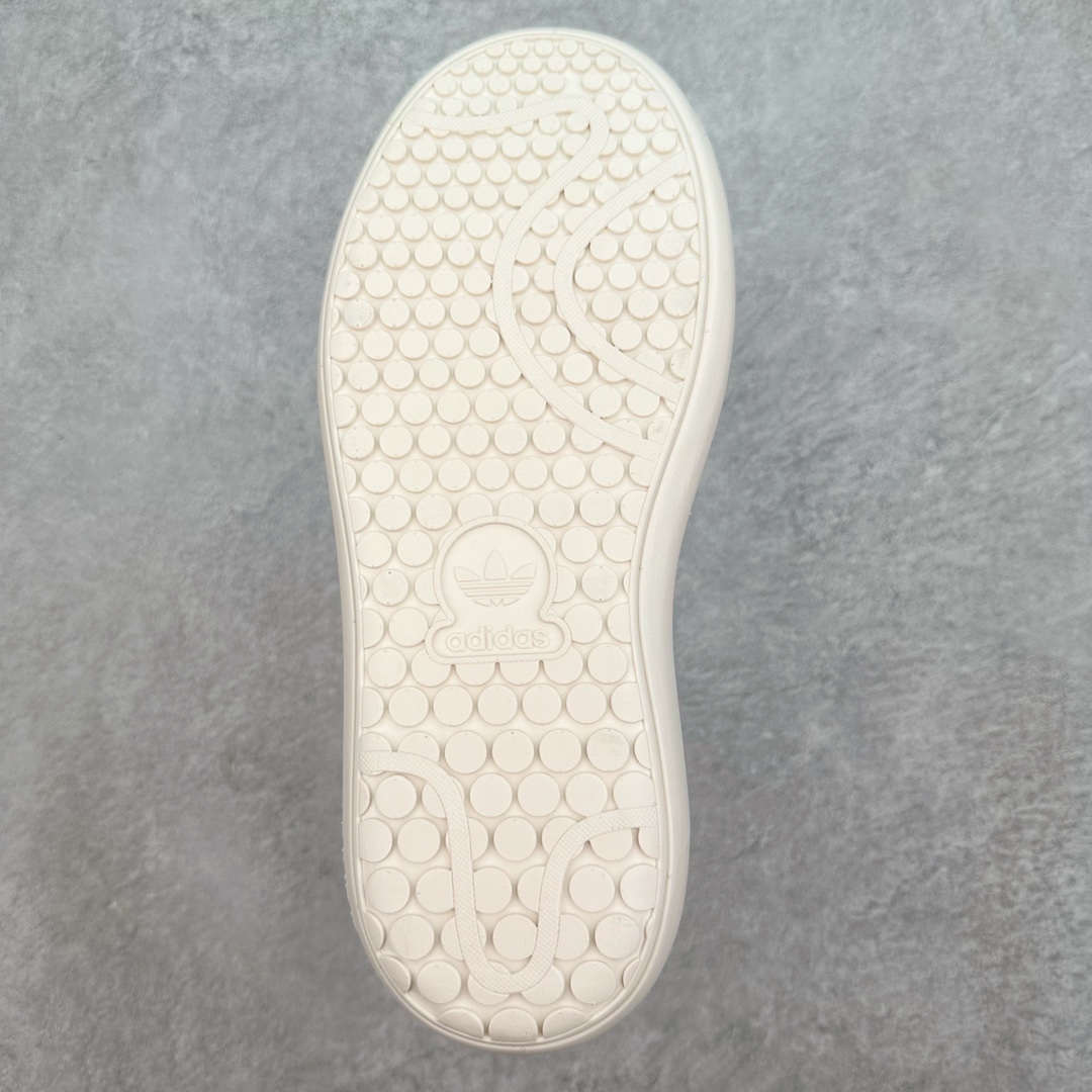 图片[9]-AD Originals Stan Smith PF 史密斯面包版系列低帮轻量松糕经典百搭复古休闲运动厚底板鞋 ID3741 如果一定要说今年最火的鞋型，那么小编愿意将这一票投给「面包鞋」，毕竟无论是奢侈品大牌，还是国潮街头品牌都在纷纷推出专属于自家的「面包鞋型」。近期，Originals 也推出了一双全新「面包鞋」，不知道这次各位能给几分？此次全新鞋型选择 Originals 最经典的 Stan Smith 为蓝本进行创作，保留原始设计的同时，将鞋身所有部分都等比放大，看上去还有些俏皮可爱。鞋身同样以全皮革包裹，质感上绝对无需担心。细节方面也是一一保留，但却将原本鞋舌上的「人像」换为了三叶草 Logo，彰显品牌身份。中底更是进行了加厚加宽处理，相信真正上脚后增高、显瘦属性肯定会大大提升，更为适合小姐姐日常搭配。尺码：35 36 36⅔ 37⅓ 38 38⅔ 39⅓ 40 40⅔ 41⅓ 42 42⅔ 43⅓ 44 44⅔ 45 46-选品中心