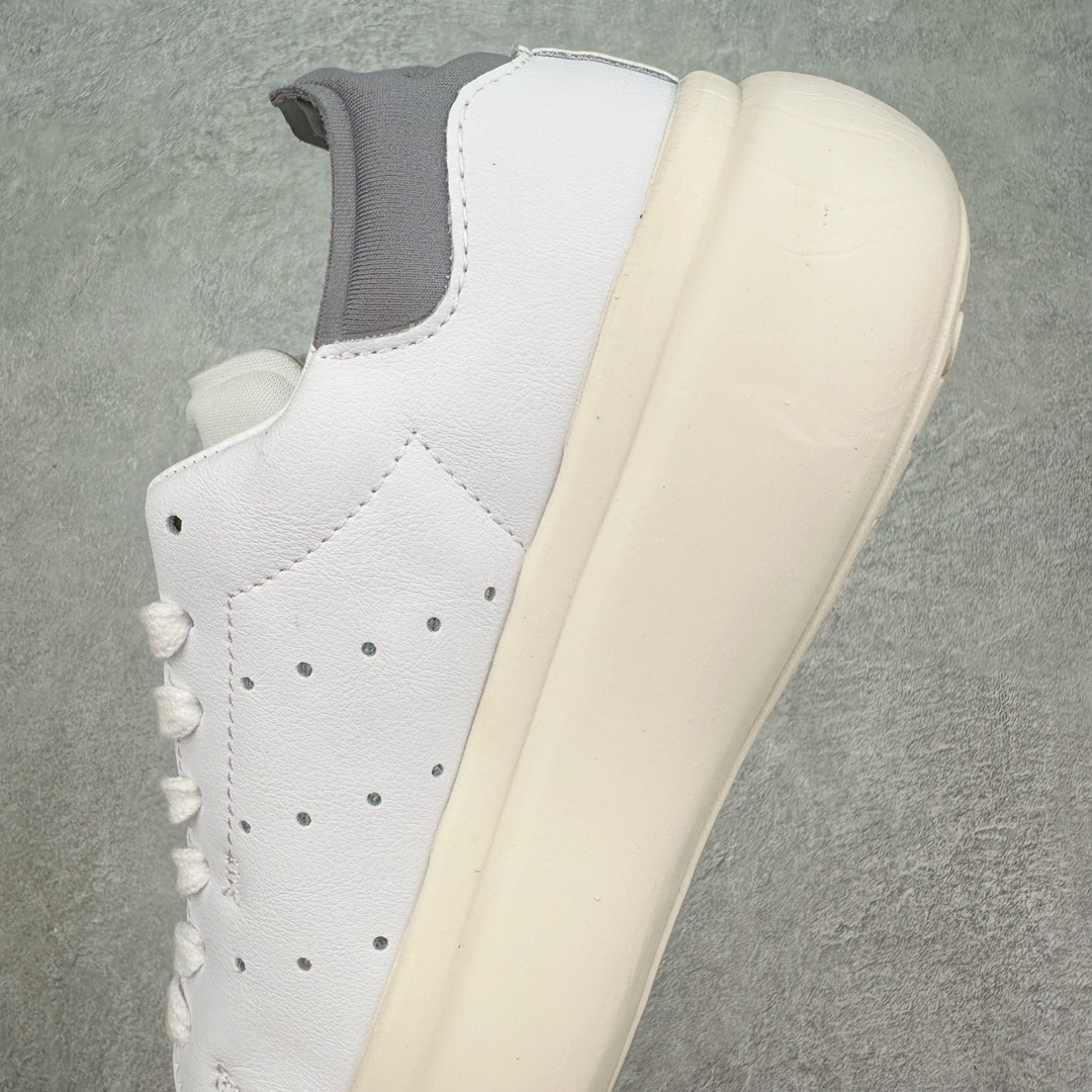 图片[7]-AD Originals Stan Smith PF 史密斯面包版系列低帮轻量松糕经典百搭复古休闲运动厚底板鞋 ID3741 如果一定要说今年最火的鞋型，那么小编愿意将这一票投给「面包鞋」，毕竟无论是奢侈品大牌，还是国潮街头品牌都在纷纷推出专属于自家的「面包鞋型」。近期，Originals 也推出了一双全新「面包鞋」，不知道这次各位能给几分？此次全新鞋型选择 Originals 最经典的 Stan Smith 为蓝本进行创作，保留原始设计的同时，将鞋身所有部分都等比放大，看上去还有些俏皮可爱。鞋身同样以全皮革包裹，质感上绝对无需担心。细节方面也是一一保留，但却将原本鞋舌上的「人像」换为了三叶草 Logo，彰显品牌身份。中底更是进行了加厚加宽处理，相信真正上脚后增高、显瘦属性肯定会大大提升，更为适合小姐姐日常搭配。尺码：35 36 36⅔ 37⅓ 38 38⅔ 39⅓ 40 40⅔ 41⅓ 42 42⅔ 43⅓ 44 44⅔ 45 46-选品中心