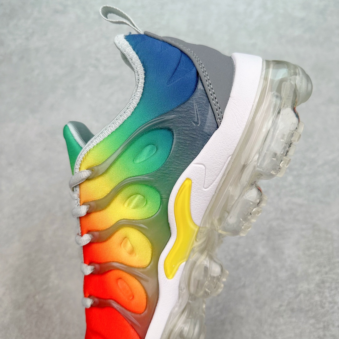 图片[7]-NK Vapormax Plus Air Rainbow 时尚运动拼接减震防滑轻便低帮大气垫跑步鞋 924453-103 鞋面采用独特的波浪线条设计，其灵感来源于棕榈树叶，同时加载当年 Nike 推崇的缓震技术 Tuned Air，让其时至今日依然有自己独特的科技属性。据小编本人观察，在前两年还未兴起复古老爹鞋之前，这款跑鞋在国外街头的上脚频率相当之高，可见老外对其 “丑帅” 的设计情有独钟。尺码：39 40 40.5 41 42 42.5 43 44 44.5 45 46 47.5-选品中心