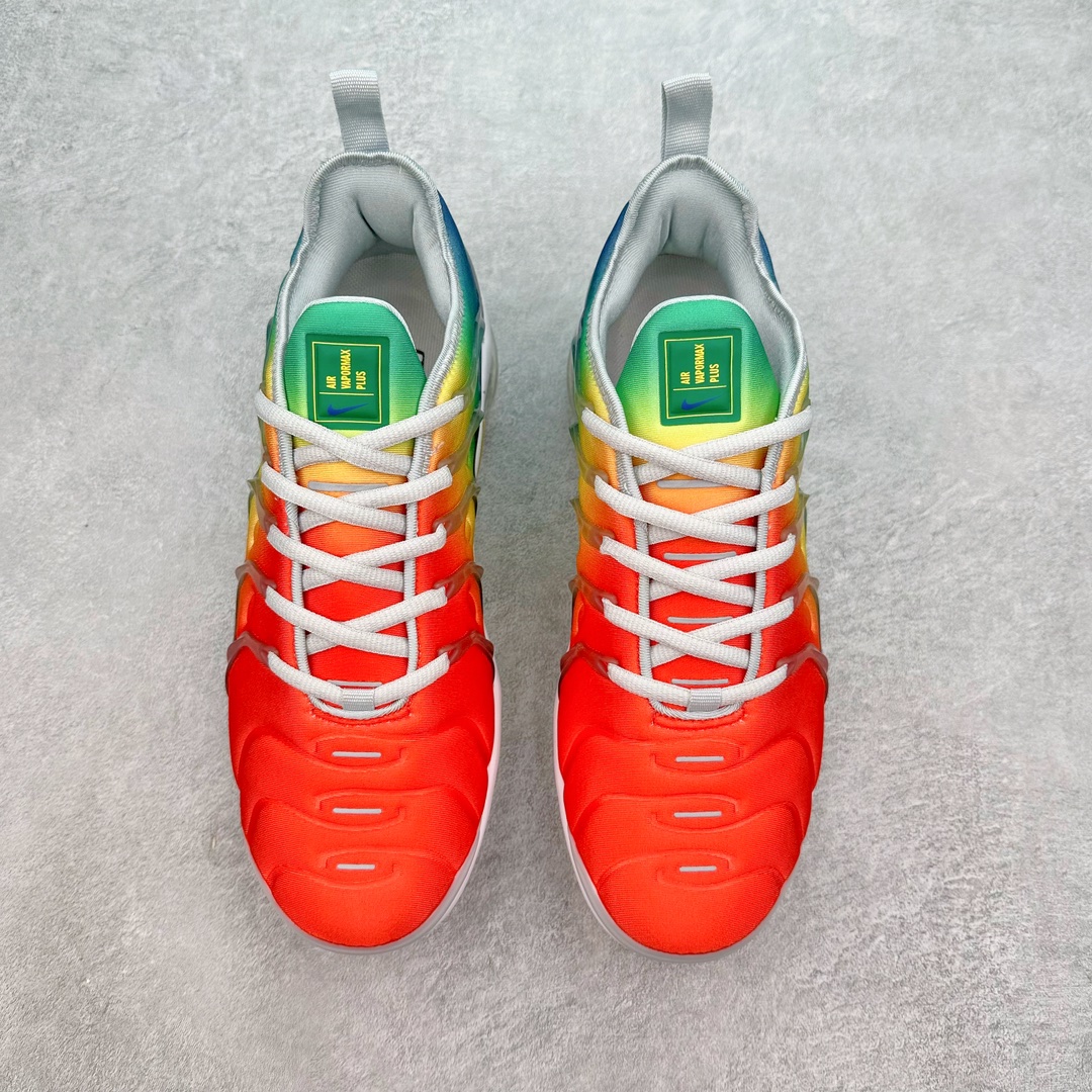 图片[2]-NK Vapormax Plus Air Rainbow 时尚运动拼接减震防滑轻便低帮大气垫跑步鞋 924453-103 鞋面采用独特的波浪线条设计，其灵感来源于棕榈树叶，同时加载当年 Nike 推崇的缓震技术 Tuned Air，让其时至今日依然有自己独特的科技属性。据小编本人观察，在前两年还未兴起复古老爹鞋之前，这款跑鞋在国外街头的上脚频率相当之高，可见老外对其 “丑帅” 的设计情有独钟。尺码：39 40 40.5 41 42 42.5 43 44 44.5 45 46 47.5-选品中心