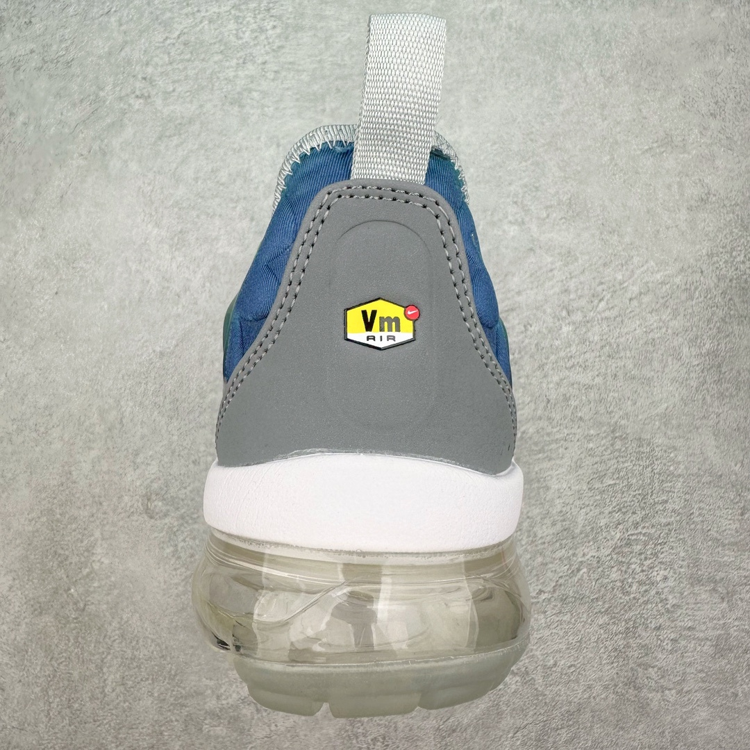 图片[8]-NK Vapormax Plus Air Rainbow 时尚运动拼接减震防滑轻便低帮大气垫跑步鞋 924453-103 鞋面采用独特的波浪线条设计，其灵感来源于棕榈树叶，同时加载当年 Nike 推崇的缓震技术 Tuned Air，让其时至今日依然有自己独特的科技属性。据小编本人观察，在前两年还未兴起复古老爹鞋之前，这款跑鞋在国外街头的上脚频率相当之高，可见老外对其 “丑帅” 的设计情有独钟。尺码：39 40 40.5 41 42 42.5 43 44 44.5 45 46 47.5-选品中心