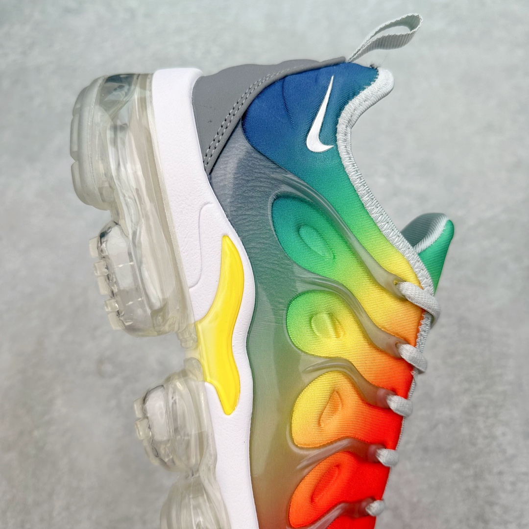 图片[6]-NK Vapormax Plus Air Rainbow 时尚运动拼接减震防滑轻便低帮大气垫跑步鞋 924453-103 鞋面采用独特的波浪线条设计，其灵感来源于棕榈树叶，同时加载当年 Nike 推崇的缓震技术 Tuned Air，让其时至今日依然有自己独特的科技属性。据小编本人观察，在前两年还未兴起复古老爹鞋之前，这款跑鞋在国外街头的上脚频率相当之高，可见老外对其 “丑帅” 的设计情有独钟。尺码：39 40 40.5 41 42 42.5 43 44 44.5 45 46 47.5-选品中心