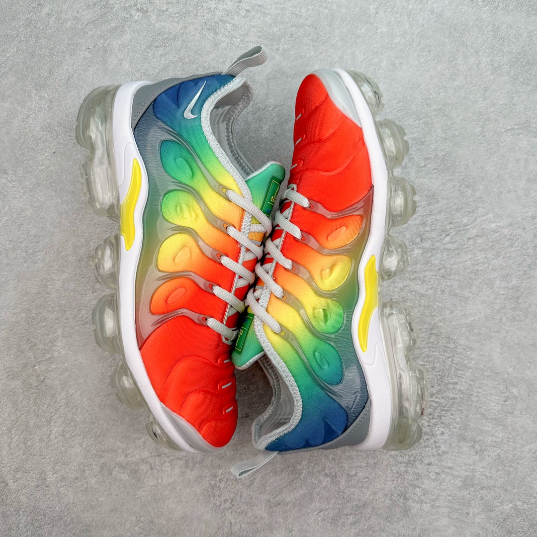图片[3]-NK Vapormax Plus Air Rainbow 时尚运动拼接减震防滑轻便低帮大气垫跑步鞋 924453-103 鞋面采用独特的波浪线条设计，其灵感来源于棕榈树叶，同时加载当年 Nike 推崇的缓震技术 Tuned Air，让其时至今日依然有自己独特的科技属性。据小编本人观察，在前两年还未兴起复古老爹鞋之前，这款跑鞋在国外街头的上脚频率相当之高，可见老外对其 “丑帅” 的设计情有独钟。尺码：39 40 40.5 41 42 42.5 43 44 44.5 45 46 47.5-选品中心