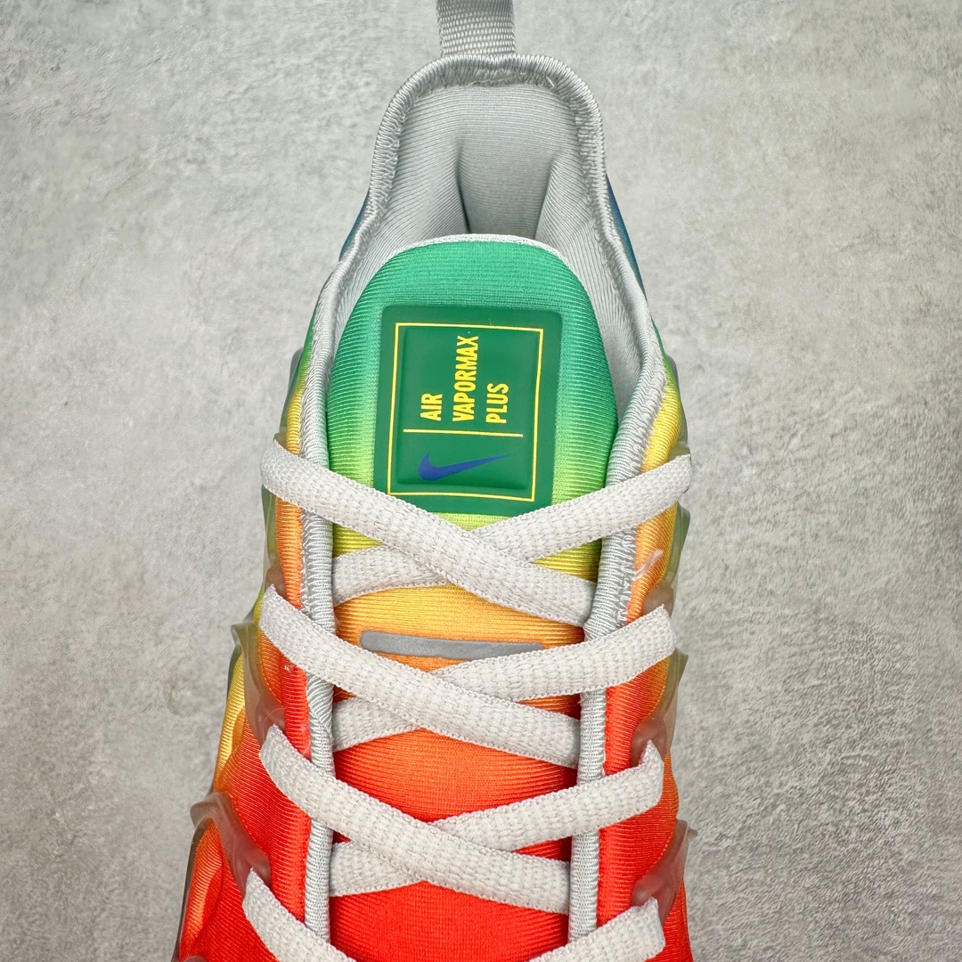 图片[5]-NK Vapormax Plus Air Rainbow 时尚运动拼接减震防滑轻便低帮大气垫跑步鞋 924453-103 鞋面采用独特的波浪线条设计，其灵感来源于棕榈树叶，同时加载当年 Nike 推崇的缓震技术 Tuned Air，让其时至今日依然有自己独特的科技属性。据小编本人观察，在前两年还未兴起复古老爹鞋之前，这款跑鞋在国外街头的上脚频率相当之高，可见老外对其 “丑帅” 的设计情有独钟。尺码：39 40 40.5 41 42 42.5 43 44 44.5 45 46 47.5-选品中心