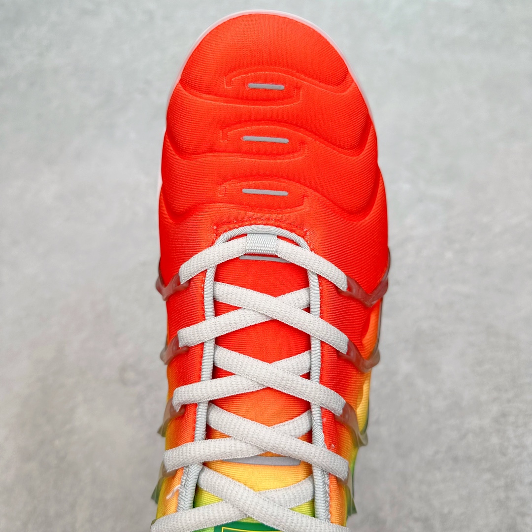 图片[4]-NK Vapormax Plus Air Rainbow 时尚运动拼接减震防滑轻便低帮大气垫跑步鞋 924453-103 鞋面采用独特的波浪线条设计，其灵感来源于棕榈树叶，同时加载当年 Nike 推崇的缓震技术 Tuned Air，让其时至今日依然有自己独特的科技属性。据小编本人观察，在前两年还未兴起复古老爹鞋之前，这款跑鞋在国外街头的上脚频率相当之高，可见老外对其 “丑帅” 的设计情有独钟。尺码：39 40 40.5 41 42 42.5 43 44 44.5 45 46 47.5-选品中心