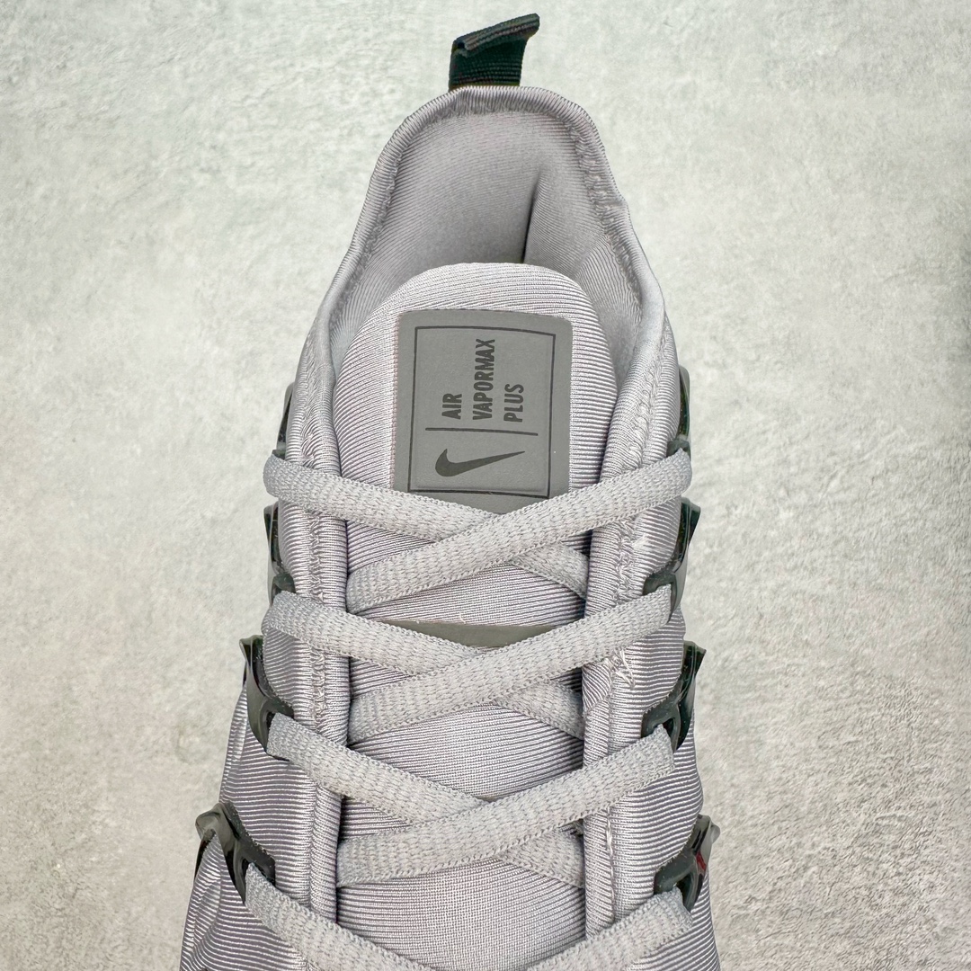 图片[5]-NK Vapormax Plus Air Rainbow 时尚运动拼接减震防滑轻便低帮大气垫跑步鞋 CK0900-001 鞋面采用独特的波浪线条设计，其灵感来源于棕榈树叶，同时加载当年 Nike 推崇的缓震技术 Tuned Air，让其时至今日依然有自己独特的科技属性。据小编本人观察，在前两年还未兴起复古老爹鞋之前，这款跑鞋在国外街头的上脚频率相当之高，可见老外对其 “丑帅” 的设计情有独钟。尺码：39 40 40.5 41 42 42.5 43 44 44.5 45 46 47.5-选品中心