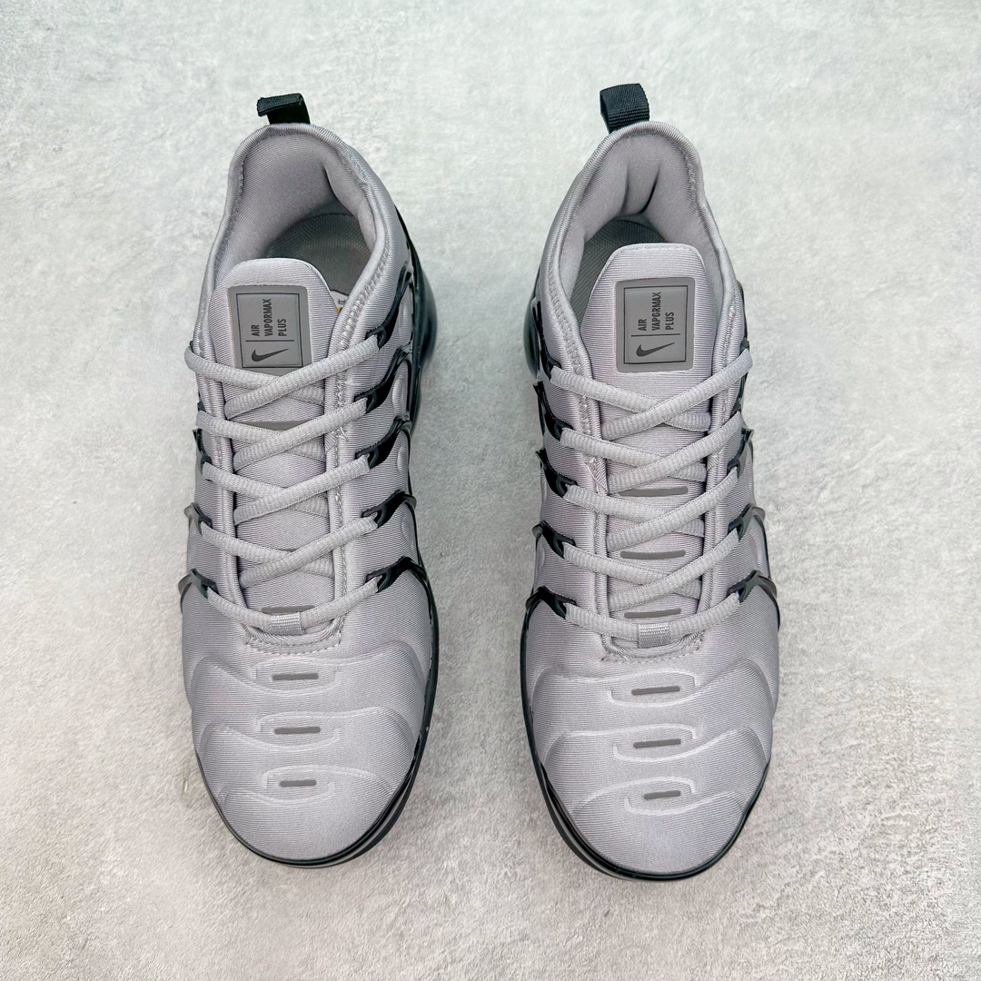 图片[2]-NK Vapormax Plus Air Rainbow 时尚运动拼接减震防滑轻便低帮大气垫跑步鞋 CK0900-001 鞋面采用独特的波浪线条设计，其灵感来源于棕榈树叶，同时加载当年 Nike 推崇的缓震技术 Tuned Air，让其时至今日依然有自己独特的科技属性。据小编本人观察，在前两年还未兴起复古老爹鞋之前，这款跑鞋在国外街头的上脚频率相当之高，可见老外对其 “丑帅” 的设计情有独钟。尺码：39 40 40.5 41 42 42.5 43 44 44.5 45 46 47.5-选品中心