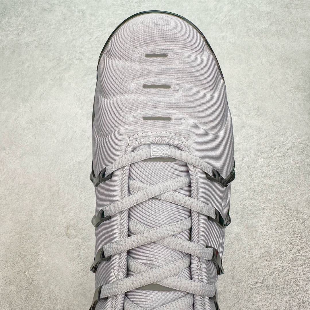 图片[4]-NK Vapormax Plus Air Rainbow 时尚运动拼接减震防滑轻便低帮大气垫跑步鞋 CK0900-001 鞋面采用独特的波浪线条设计，其灵感来源于棕榈树叶，同时加载当年 Nike 推崇的缓震技术 Tuned Air，让其时至今日依然有自己独特的科技属性。据小编本人观察，在前两年还未兴起复古老爹鞋之前，这款跑鞋在国外街头的上脚频率相当之高，可见老外对其 “丑帅” 的设计情有独钟。尺码：39 40 40.5 41 42 42.5 43 44 44.5 45 46 47.5-选品中心