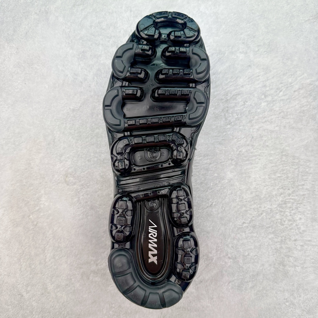 图片[9]-NK Vapormax Plus Air Rainbow 时尚运动拼接减震防滑轻便低帮大气垫跑步鞋 CK0900-001 鞋面采用独特的波浪线条设计，其灵感来源于棕榈树叶，同时加载当年 Nike 推崇的缓震技术 Tuned Air，让其时至今日依然有自己独特的科技属性。据小编本人观察，在前两年还未兴起复古老爹鞋之前，这款跑鞋在国外街头的上脚频率相当之高，可见老外对其 “丑帅” 的设计情有独钟。尺码：39 40 40.5 41 42 42.5 43 44 44.5 45 46 47.5-选品中心