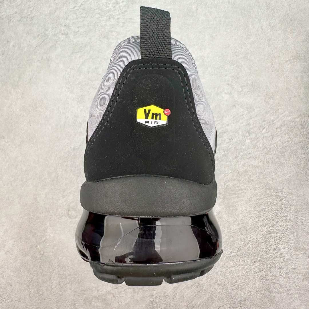 图片[8]-NK Vapormax Plus Air Rainbow 时尚运动拼接减震防滑轻便低帮大气垫跑步鞋 CK0900-001 鞋面采用独特的波浪线条设计，其灵感来源于棕榈树叶，同时加载当年 Nike 推崇的缓震技术 Tuned Air，让其时至今日依然有自己独特的科技属性。据小编本人观察，在前两年还未兴起复古老爹鞋之前，这款跑鞋在国外街头的上脚频率相当之高，可见老外对其 “丑帅” 的设计情有独钟。尺码：39 40 40.5 41 42 42.5 43 44 44.5 45 46 47.5-选品中心