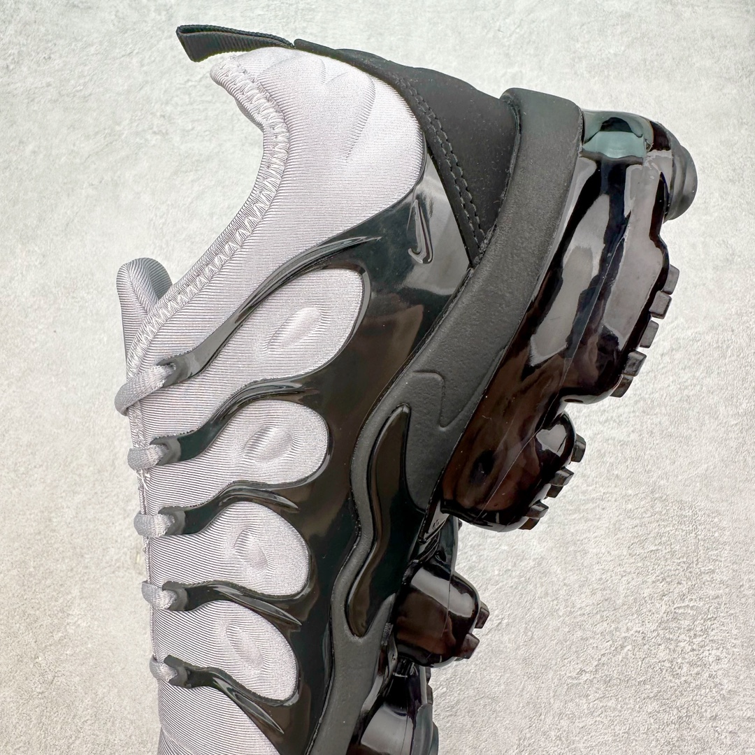 图片[7]-NK Vapormax Plus Air Rainbow 时尚运动拼接减震防滑轻便低帮大气垫跑步鞋 CK0900-001 鞋面采用独特的波浪线条设计，其灵感来源于棕榈树叶，同时加载当年 Nike 推崇的缓震技术 Tuned Air，让其时至今日依然有自己独特的科技属性。据小编本人观察，在前两年还未兴起复古老爹鞋之前，这款跑鞋在国外街头的上脚频率相当之高，可见老外对其 “丑帅” 的设计情有独钟。尺码：39 40 40.5 41 42 42.5 43 44 44.5 45 46 47.5-选品中心