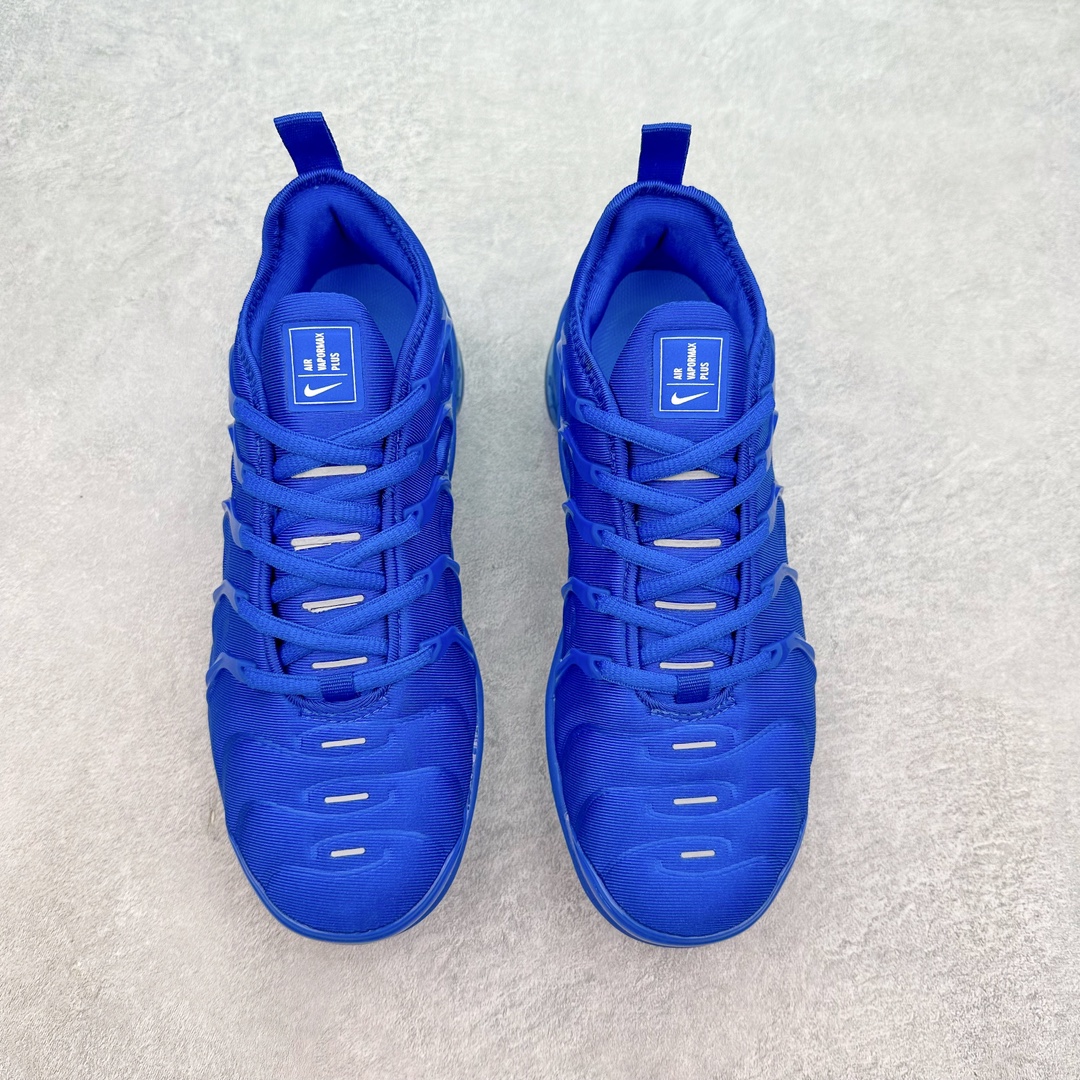 图片[2]-NK Vapormax Plus Air Rainbow 时尚运动拼接减震防滑轻便低帮大气垫跑步鞋 HJ9148-480 鞋面采用独特的波浪线条设计，其灵感来源于棕榈树叶，同时加载当年 Nike 推崇的缓震技术 Tuned Air，让其时至今日依然有自己独特的科技属性。据小编本人观察，在前两年还未兴起复古老爹鞋之前，这款跑鞋在国外街头的上脚频率相当之高，可见老外对其 “丑帅” 的设计情有独钟。尺码：39 40 40.5 41 42 42.5 43 44 44.5 45 46 47.5-选品中心