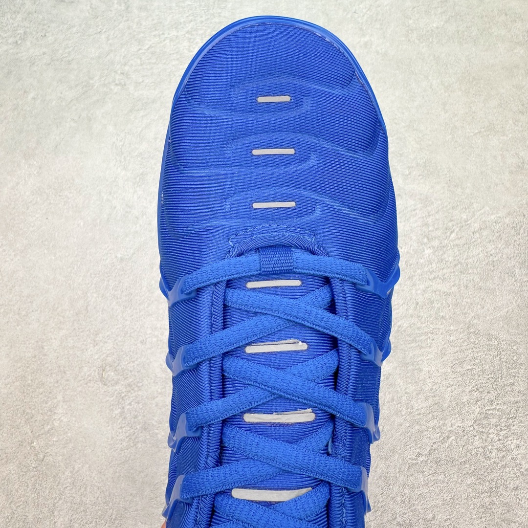 图片[4]-NK Vapormax Plus Air Rainbow 时尚运动拼接减震防滑轻便低帮大气垫跑步鞋 HJ9148-480 鞋面采用独特的波浪线条设计，其灵感来源于棕榈树叶，同时加载当年 Nike 推崇的缓震技术 Tuned Air，让其时至今日依然有自己独特的科技属性。据小编本人观察，在前两年还未兴起复古老爹鞋之前，这款跑鞋在国外街头的上脚频率相当之高，可见老外对其 “丑帅” 的设计情有独钟。尺码：39 40 40.5 41 42 42.5 43 44 44.5 45 46 47.5-选品中心