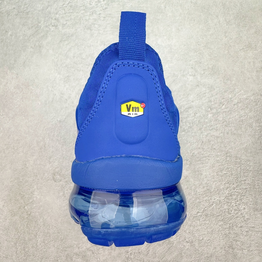 图片[8]-NK Vapormax Plus Air Rainbow 时尚运动拼接减震防滑轻便低帮大气垫跑步鞋 HJ9148-480 鞋面采用独特的波浪线条设计，其灵感来源于棕榈树叶，同时加载当年 Nike 推崇的缓震技术 Tuned Air，让其时至今日依然有自己独特的科技属性。据小编本人观察，在前两年还未兴起复古老爹鞋之前，这款跑鞋在国外街头的上脚频率相当之高，可见老外对其 “丑帅” 的设计情有独钟。尺码：39 40 40.5 41 42 42.5 43 44 44.5 45 46 47.5-选品中心