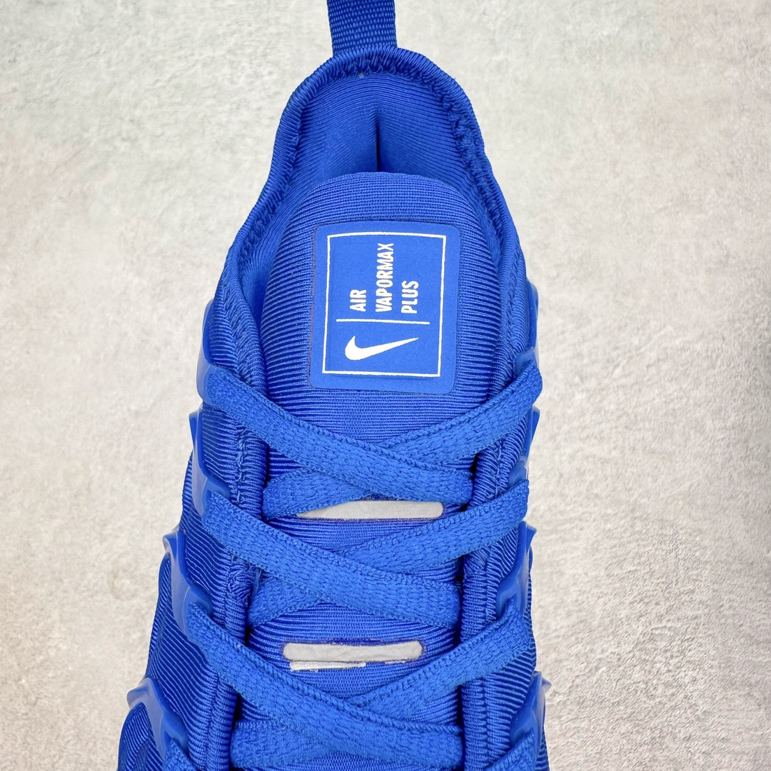 图片[5]-NK Vapormax Plus Air Rainbow 时尚运动拼接减震防滑轻便低帮大气垫跑步鞋 HJ9148-480 鞋面采用独特的波浪线条设计，其灵感来源于棕榈树叶，同时加载当年 Nike 推崇的缓震技术 Tuned Air，让其时至今日依然有自己独特的科技属性。据小编本人观察，在前两年还未兴起复古老爹鞋之前，这款跑鞋在国外街头的上脚频率相当之高，可见老外对其 “丑帅” 的设计情有独钟。尺码：39 40 40.5 41 42 42.5 43 44 44.5 45 46 47.5-选品中心