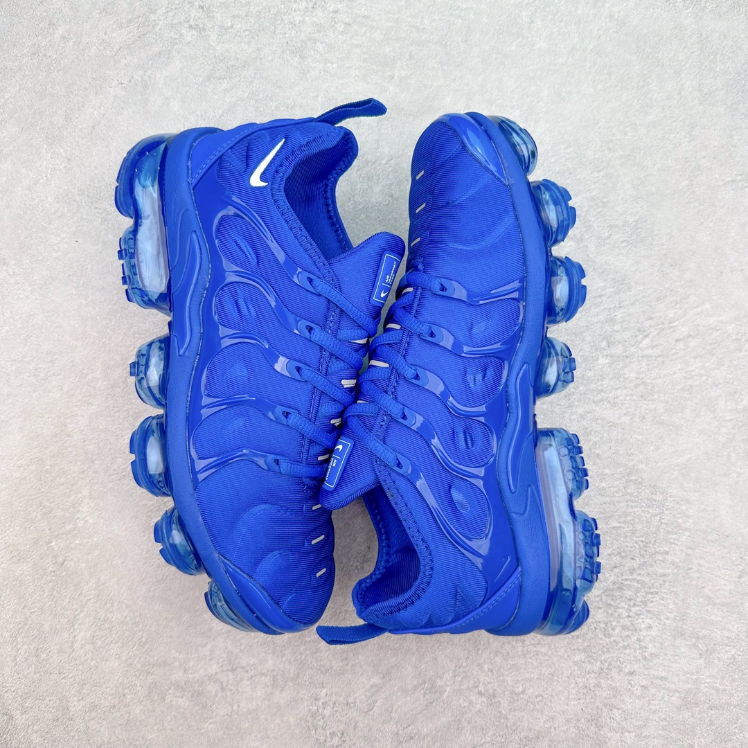 图片[3]-NK Vapormax Plus Air Rainbow 时尚运动拼接减震防滑轻便低帮大气垫跑步鞋 HJ9148-480 鞋面采用独特的波浪线条设计，其灵感来源于棕榈树叶，同时加载当年 Nike 推崇的缓震技术 Tuned Air，让其时至今日依然有自己独特的科技属性。据小编本人观察，在前两年还未兴起复古老爹鞋之前，这款跑鞋在国外街头的上脚频率相当之高，可见老外对其 “丑帅” 的设计情有独钟。尺码：39 40 40.5 41 42 42.5 43 44 44.5 45 46 47.5-选品中心