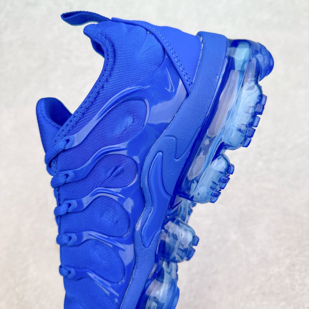 图片[7]-NK Vapormax Plus Air Rainbow 时尚运动拼接减震防滑轻便低帮大气垫跑步鞋 HJ9148-480 鞋面采用独特的波浪线条设计，其灵感来源于棕榈树叶，同时加载当年 Nike 推崇的缓震技术 Tuned Air，让其时至今日依然有自己独特的科技属性。据小编本人观察，在前两年还未兴起复古老爹鞋之前，这款跑鞋在国外街头的上脚频率相当之高，可见老外对其 “丑帅” 的设计情有独钟。尺码：39 40 40.5 41 42 42.5 43 44 44.5 45 46 47.5-选品中心