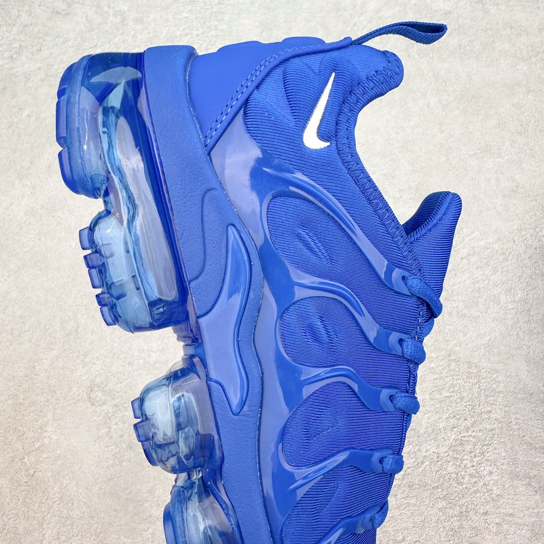 图片[6]-NK Vapormax Plus Air Rainbow 时尚运动拼接减震防滑轻便低帮大气垫跑步鞋 HJ9148-480 鞋面采用独特的波浪线条设计，其灵感来源于棕榈树叶，同时加载当年 Nike 推崇的缓震技术 Tuned Air，让其时至今日依然有自己独特的科技属性。据小编本人观察，在前两年还未兴起复古老爹鞋之前，这款跑鞋在国外街头的上脚频率相当之高，可见老外对其 “丑帅” 的设计情有独钟。尺码：39 40 40.5 41 42 42.5 43 44 44.5 45 46 47.5-选品中心