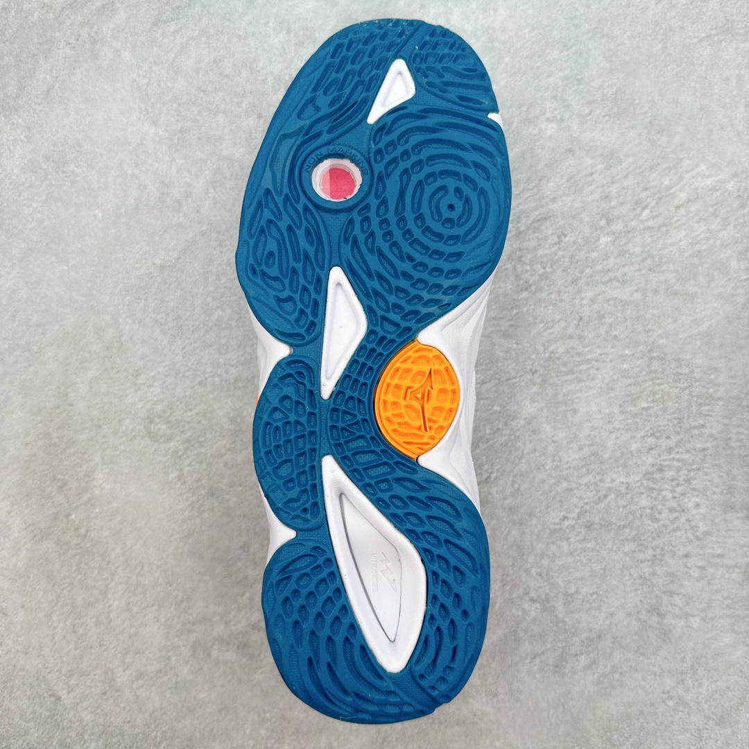 图片[9]-美津浓Mizuno Wave Lightning Z7舒适百搭低帮训练鞋 升级原楦原纸版开发 采用透气网眼鞋面配合部分合成革材质 中底搭载MIZUNO经典 WAVE 科技全新轻量EVA发泡缓震中底 外置特殊防滑耐磨橡胶大底❗️鞋面采用轻质材料，结合独特的编织技术，不仅减轻了鞋子的重量，还增强了透气性和舒适度。鞋身线条流畅，色彩搭配时尚，无论是日常穿着还是户外活动，都能展现出穿着者的个性与品味。这款运动鞋的功能性是其最大的卖点。首先，它采用Mizuno独特的中底技术，提供了良好的缓震效果，无论是长距离跑步还是崎岖山路，都能给双脚带来舒适的体验。其次，鞋底的抓地力强，即使在湿滑的地面上也能保持稳定，确保运动安全。尺码：40 41 42 43 44 45 整码先出-选品中心