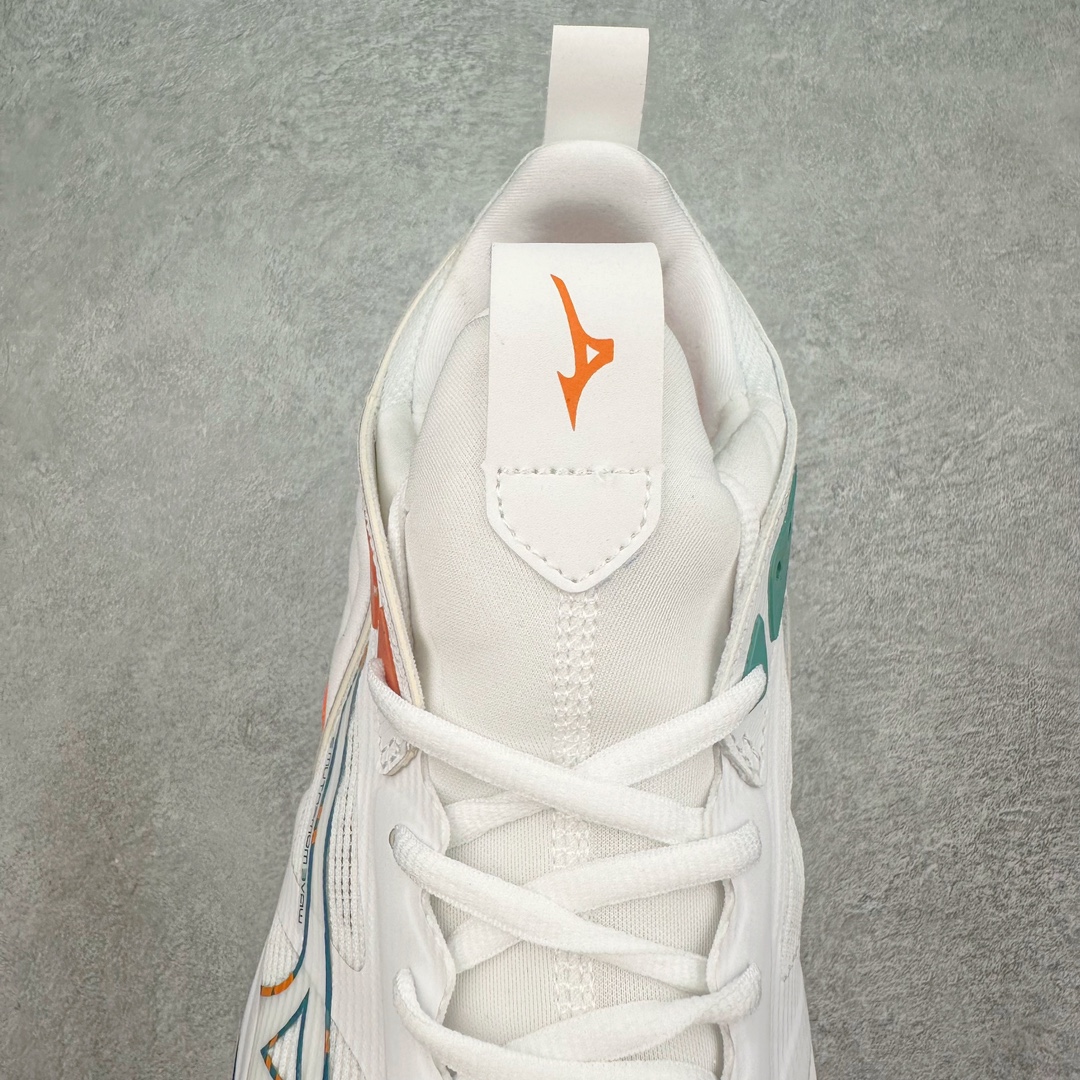 图片[5]-美津浓Mizuno Wave Lightning Z7舒适百搭低帮训练鞋 升级原楦原纸版开发 采用透气网眼鞋面配合部分合成革材质 中底搭载MIZUNO经典 WAVE 科技全新轻量EVA发泡缓震中底 外置特殊防滑耐磨橡胶大底❗️鞋面采用轻质材料，结合独特的编织技术，不仅减轻了鞋子的重量，还增强了透气性和舒适度。鞋身线条流畅，色彩搭配时尚，无论是日常穿着还是户外活动，都能展现出穿着者的个性与品味。这款运动鞋的功能性是其最大的卖点。首先，它采用Mizuno独特的中底技术，提供了良好的缓震效果，无论是长距离跑步还是崎岖山路，都能给双脚带来舒适的体验。其次，鞋底的抓地力强，即使在湿滑的地面上也能保持稳定，确保运动安全。尺码：40 41 42 43 44 45 整码先出-选品中心