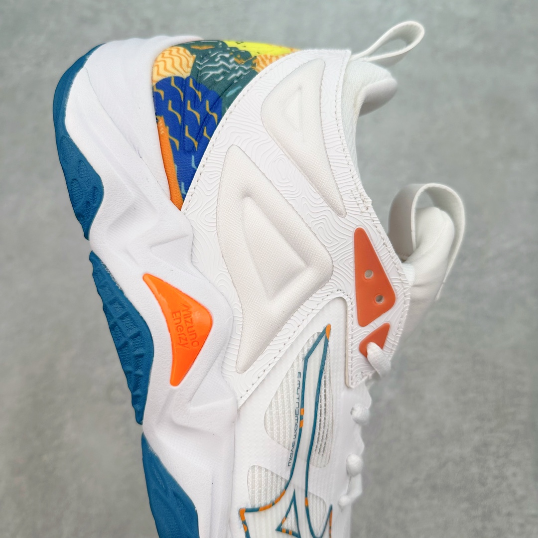 图片[6]-美津浓Mizuno Wave Lightning Z7舒适百搭低帮训练鞋 升级原楦原纸版开发 采用透气网眼鞋面配合部分合成革材质 中底搭载MIZUNO经典 WAVE 科技全新轻量EVA发泡缓震中底 外置特殊防滑耐磨橡胶大底❗️鞋面采用轻质材料，结合独特的编织技术，不仅减轻了鞋子的重量，还增强了透气性和舒适度。鞋身线条流畅，色彩搭配时尚，无论是日常穿着还是户外活动，都能展现出穿着者的个性与品味。这款运动鞋的功能性是其最大的卖点。首先，它采用Mizuno独特的中底技术，提供了良好的缓震效果，无论是长距离跑步还是崎岖山路，都能给双脚带来舒适的体验。其次，鞋底的抓地力强，即使在湿滑的地面上也能保持稳定，确保运动安全。尺码：40 41 42 43 44 45 整码先出-选品中心