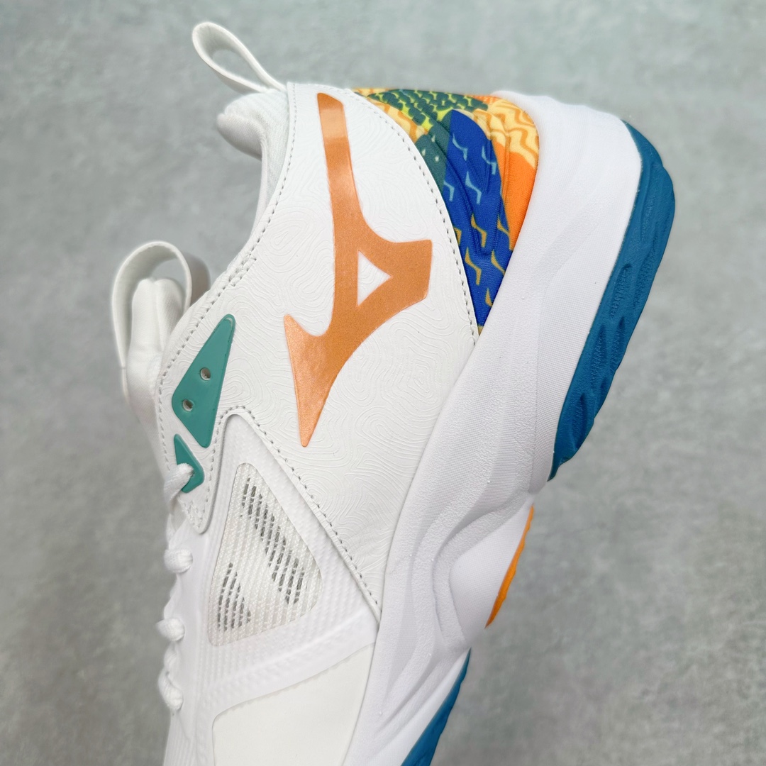 图片[7]-美津浓Mizuno Wave Lightning Z7舒适百搭低帮训练鞋 升级原楦原纸版开发 采用透气网眼鞋面配合部分合成革材质 中底搭载MIZUNO经典 WAVE 科技全新轻量EVA发泡缓震中底 外置特殊防滑耐磨橡胶大底❗️鞋面采用轻质材料，结合独特的编织技术，不仅减轻了鞋子的重量，还增强了透气性和舒适度。鞋身线条流畅，色彩搭配时尚，无论是日常穿着还是户外活动，都能展现出穿着者的个性与品味。这款运动鞋的功能性是其最大的卖点。首先，它采用Mizuno独特的中底技术，提供了良好的缓震效果，无论是长距离跑步还是崎岖山路，都能给双脚带来舒适的体验。其次，鞋底的抓地力强，即使在湿滑的地面上也能保持稳定，确保运动安全。尺码：40 41 42 43 44 45 整码先出-选品中心