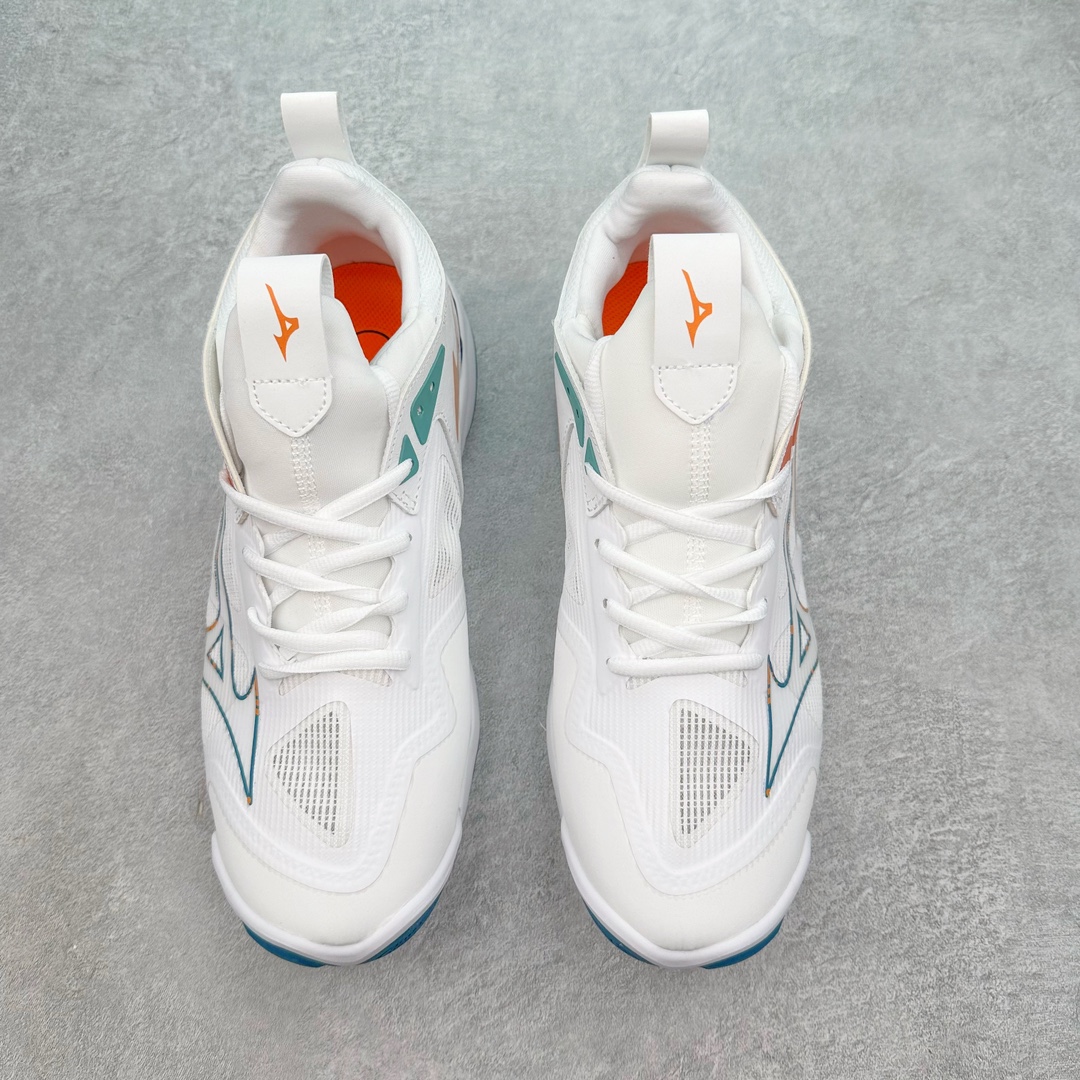 图片[2]-美津浓Mizuno Wave Lightning Z7舒适百搭低帮训练鞋 升级原楦原纸版开发 采用透气网眼鞋面配合部分合成革材质 中底搭载MIZUNO经典 WAVE 科技全新轻量EVA发泡缓震中底 外置特殊防滑耐磨橡胶大底❗️鞋面采用轻质材料，结合独特的编织技术，不仅减轻了鞋子的重量，还增强了透气性和舒适度。鞋身线条流畅，色彩搭配时尚，无论是日常穿着还是户外活动，都能展现出穿着者的个性与品味。这款运动鞋的功能性是其最大的卖点。首先，它采用Mizuno独特的中底技术，提供了良好的缓震效果，无论是长距离跑步还是崎岖山路，都能给双脚带来舒适的体验。其次，鞋底的抓地力强，即使在湿滑的地面上也能保持稳定，确保运动安全。尺码：40 41 42 43 44 45 整码先出-选品中心