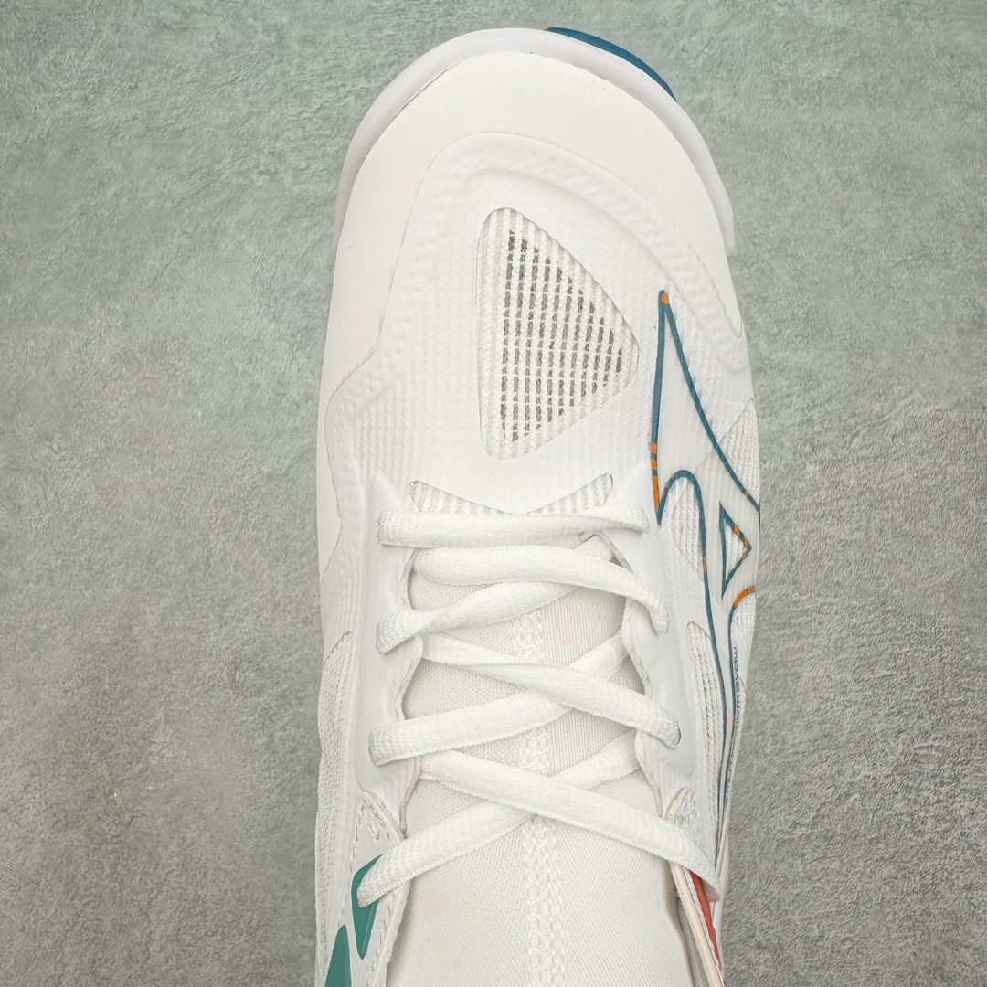 图片[4]-美津浓Mizuno Wave Lightning Z7舒适百搭低帮训练鞋 升级原楦原纸版开发 采用透气网眼鞋面配合部分合成革材质 中底搭载MIZUNO经典 WAVE 科技全新轻量EVA发泡缓震中底 外置特殊防滑耐磨橡胶大底❗️鞋面采用轻质材料，结合独特的编织技术，不仅减轻了鞋子的重量，还增强了透气性和舒适度。鞋身线条流畅，色彩搭配时尚，无论是日常穿着还是户外活动，都能展现出穿着者的个性与品味。这款运动鞋的功能性是其最大的卖点。首先，它采用Mizuno独特的中底技术，提供了良好的缓震效果，无论是长距离跑步还是崎岖山路，都能给双脚带来舒适的体验。其次，鞋底的抓地力强，即使在湿滑的地面上也能保持稳定，确保运动安全。尺码：40 41 42 43 44 45 整码先出-选品中心